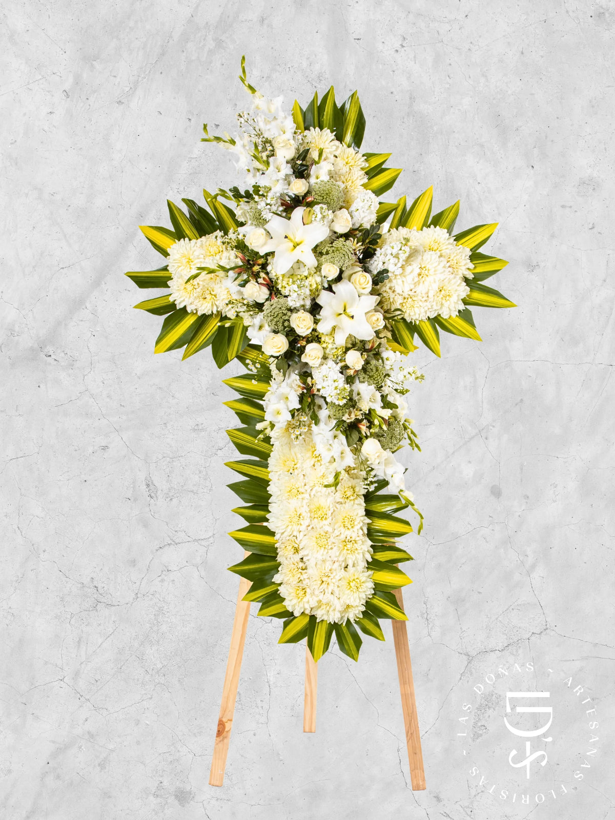 Cruz de Condolencias de Dalias, Rosas Blancas, Lirios y Gladiolos arreglo de condolencias