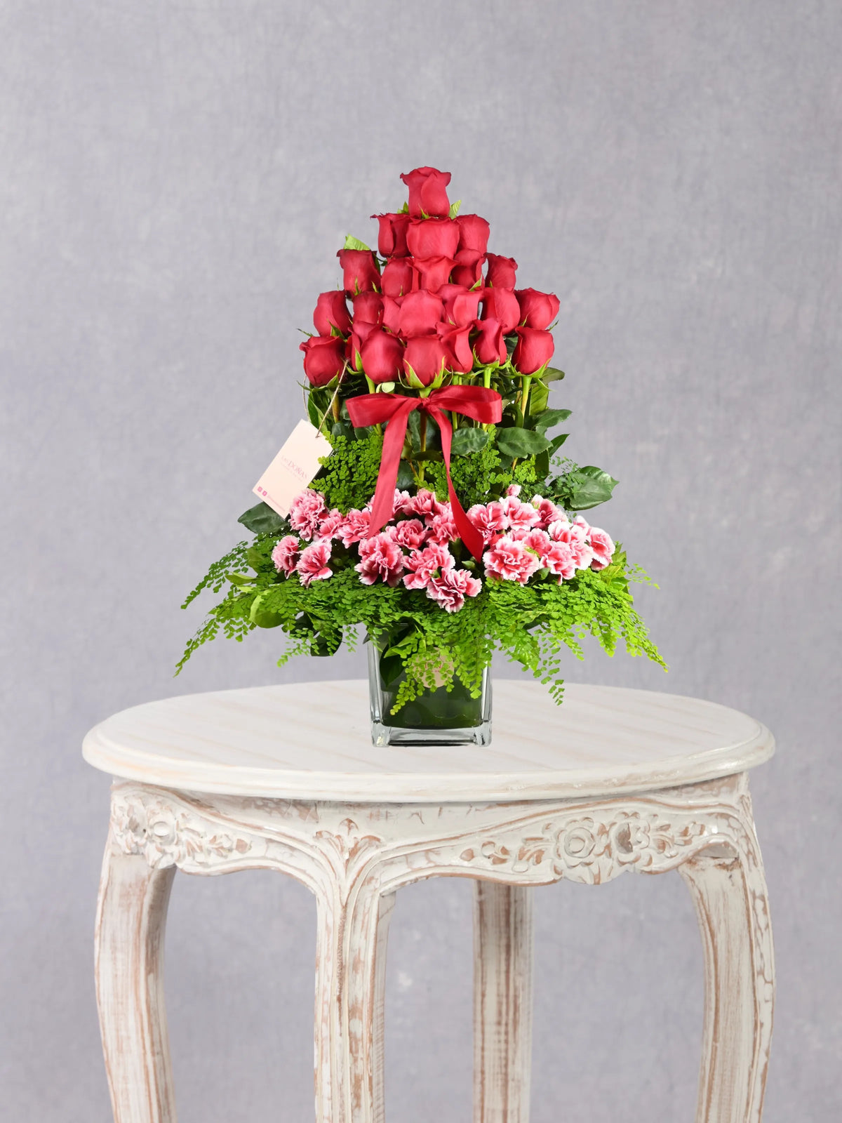 Cubo De 24 Rosas Y Claveles arreglo floral con 24 rosas rojas