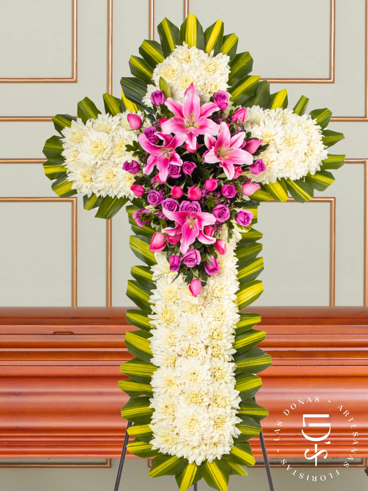 Cruz de Condolencias de Rosas Rosadas y Lilas con Corazón arreglo de condolencias con 30 rosas lilas y rosadas