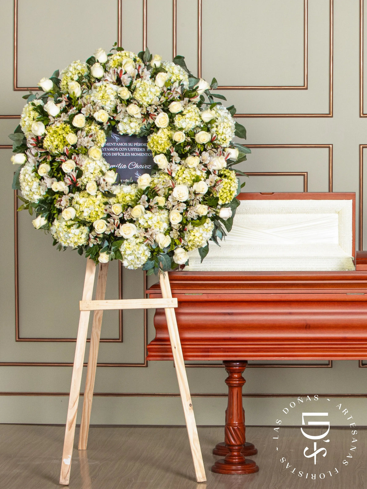 Corona Circular de Hortensias con Rosas Blancas arreglo de condolencias con 48 rosas blancas