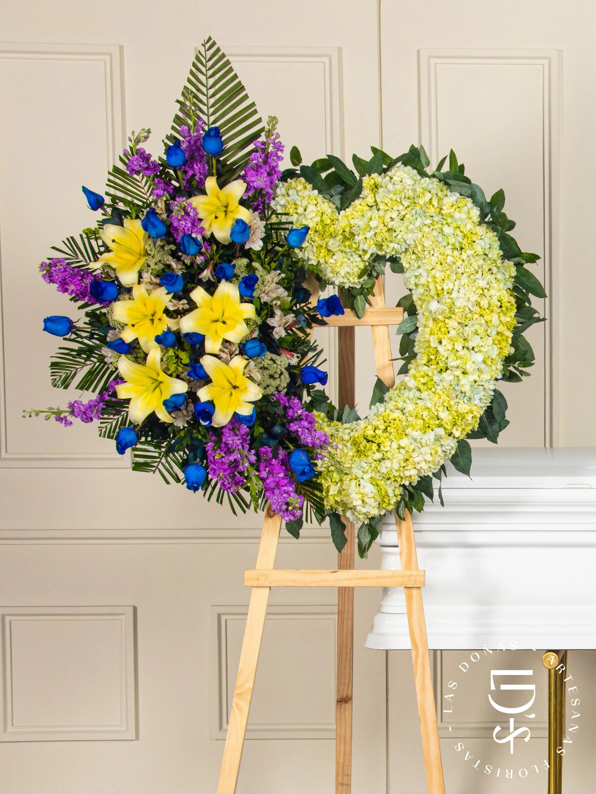 Corona de Corazón con Hortensias, Rosas Azules y Liliums arreglo de condolencias con 24 rosas azules