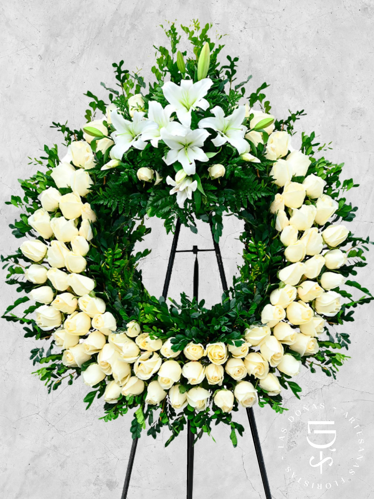 CORONA CIRCULAR DE ROSAS Y MIRTO arreglo de condolencias con 100 rosas blancas