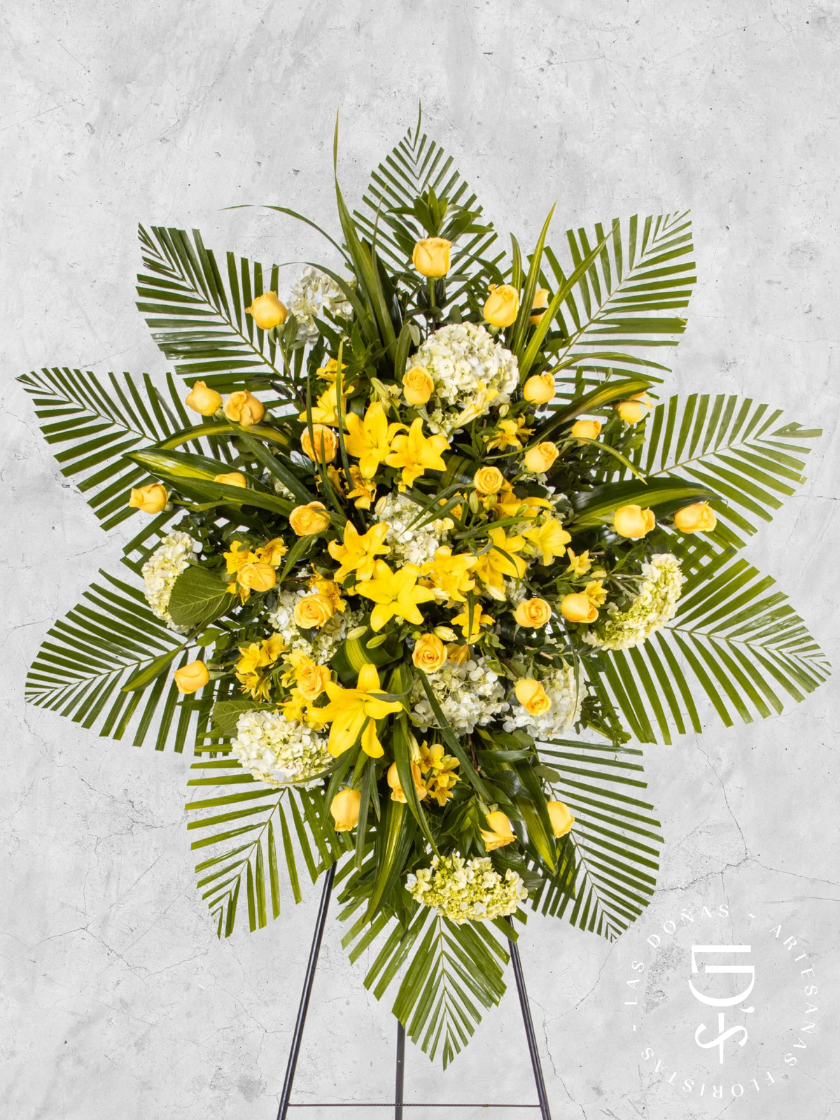 Corona de Hortensias con Rosas Amarillas y Liliums arreglo de condolencias con 36 rosas amarillas
