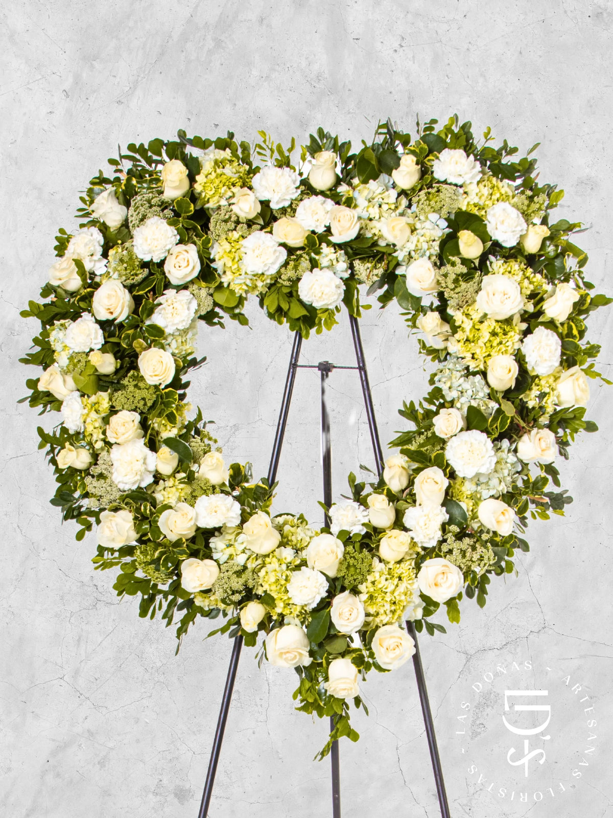 Corona de Corazón con Hortensias, Rosas Blancas y Clavelones arreglo de condolencias con 50 rosas blancas