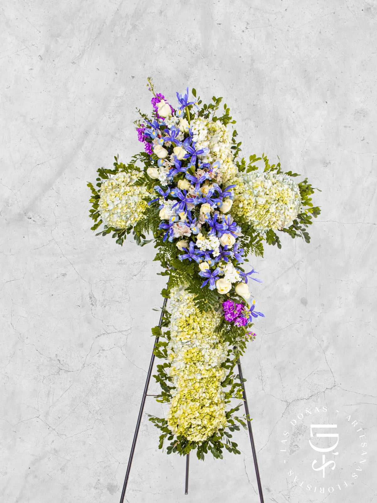 Cruz de Condolencias de Rosas Blancas, Iris y Astromelias arreglo de condolencias con 16 rosas blancas