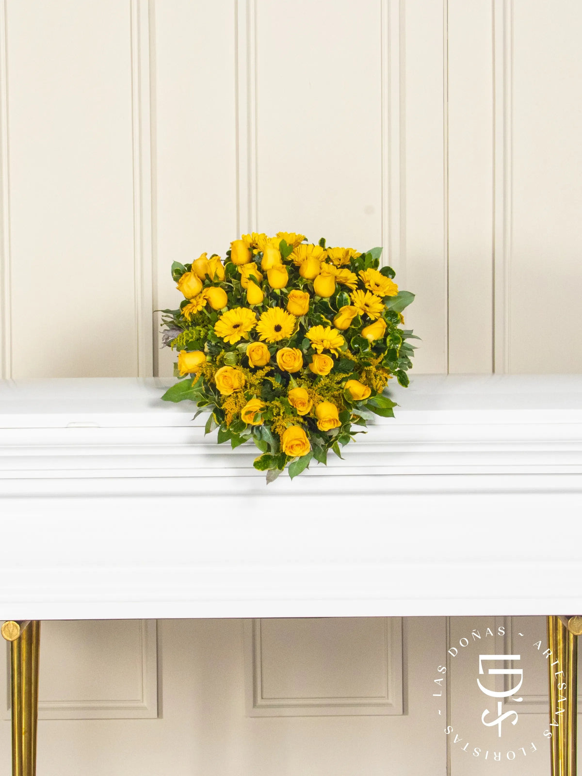 Lágrima de Piso con Rosas Amarillas y Gerberas arreglo de condolencias con 24 rosas amarillas + gerberas