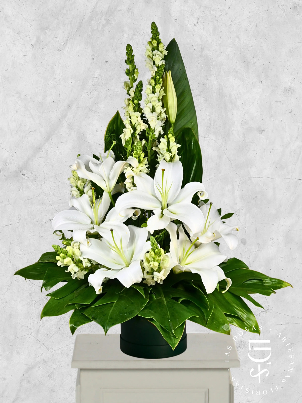 Arreglo de Lirios y Dogo Blanco arreglo de condolencias con Liliums blancos + Dogo