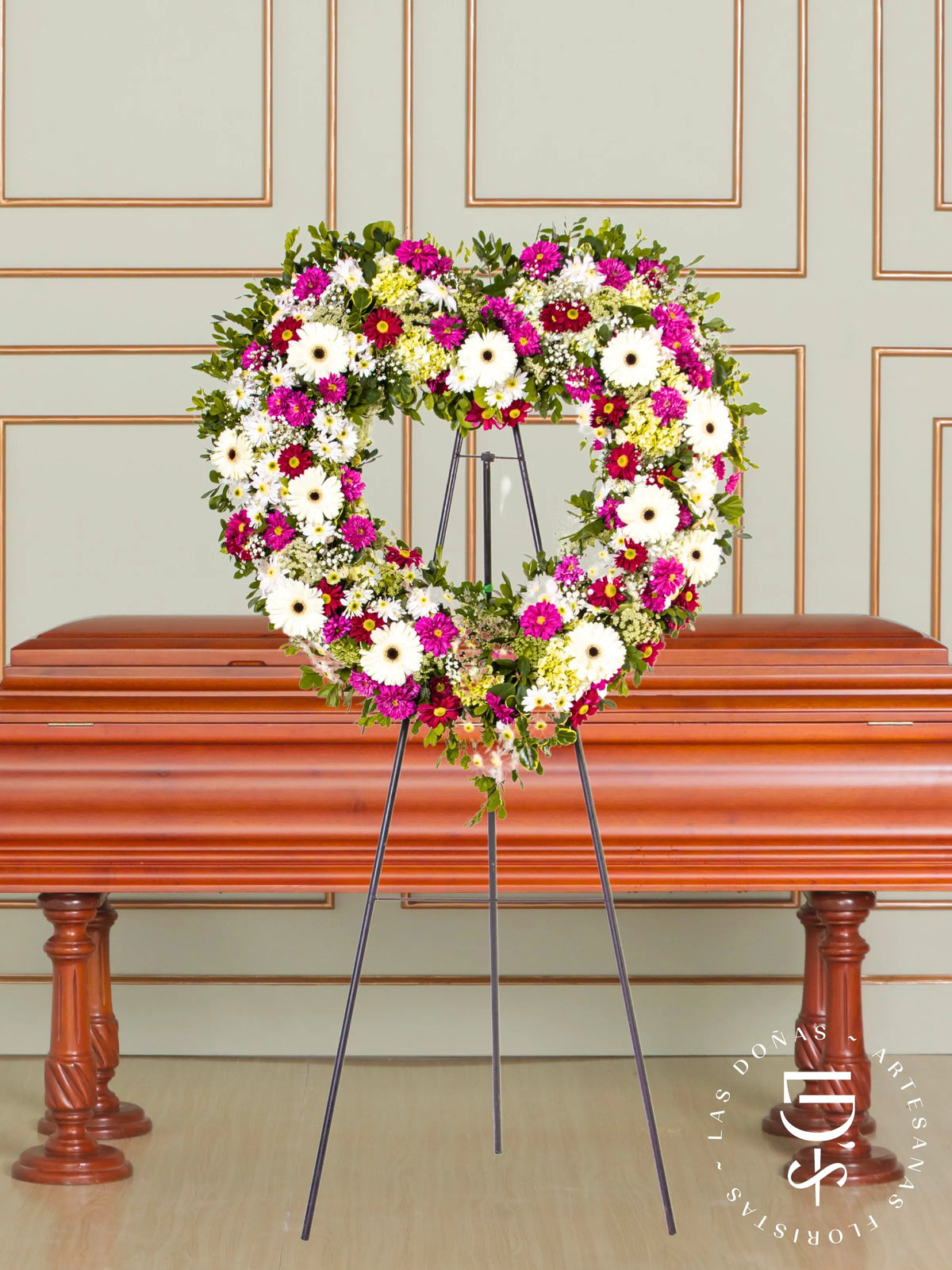 Corona de Corazón con Gerberas Blancas y Margaritas arreglo de condolencias con 12 gerberas blancas