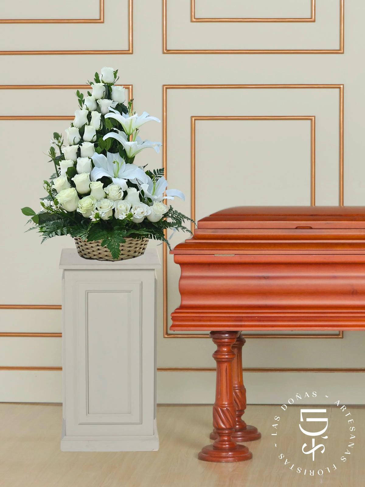 Arreglo de 24 Rosas, Lilium y Follaje arreglo de condolencias con 24 rosas blancas
