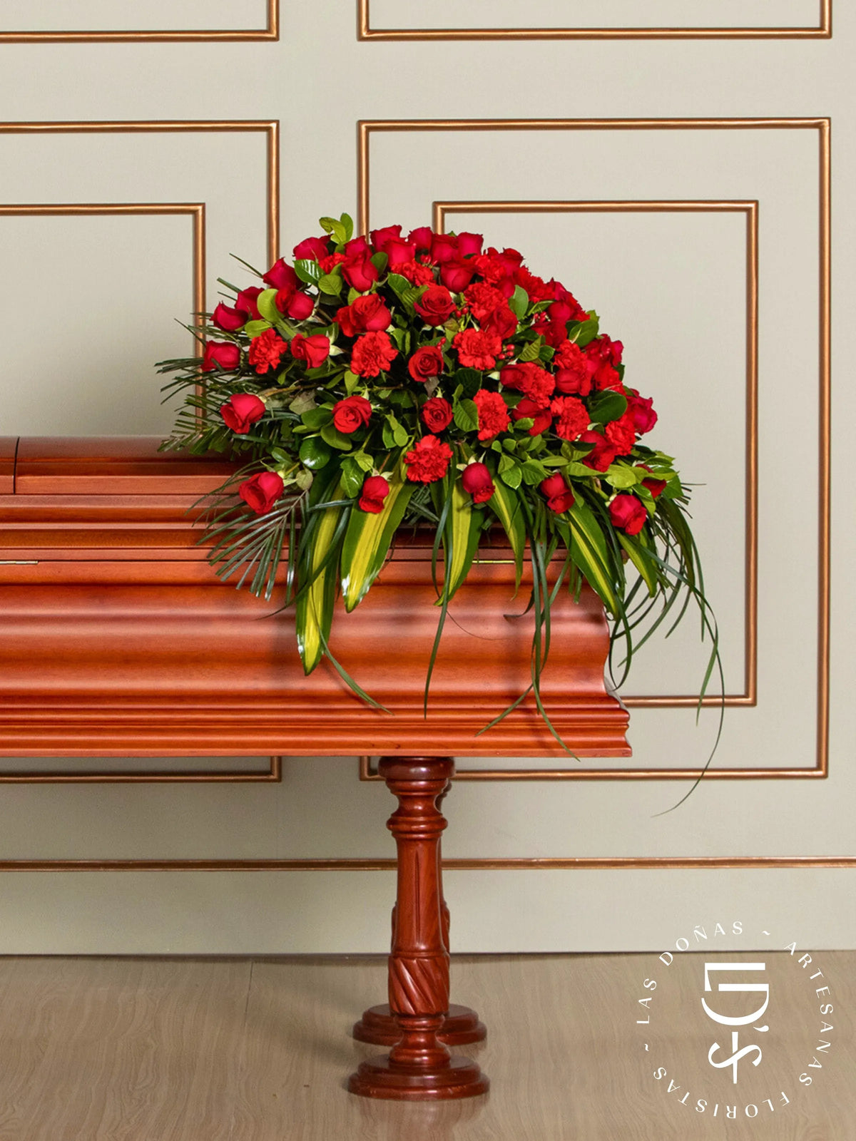 Manto de Condolencias con Rosas Rojas y Clavelones arreglo de condolencias con 48 rosas rojas + clavelon