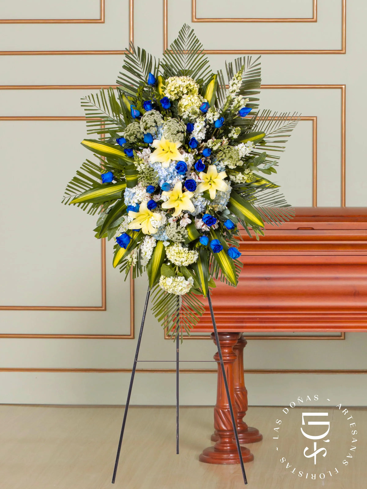 Corona Circular de Hortensia con Rosas Azules y Liliums arreglo de condolencias con 36 rosas azules