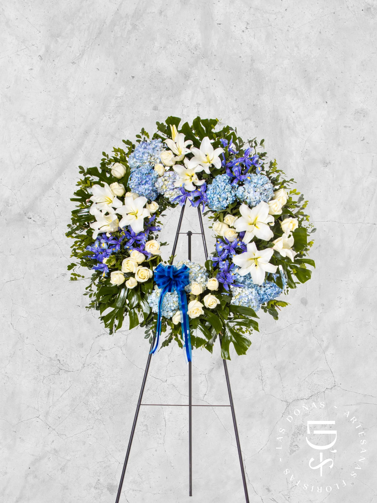 Corona Circular de Hortensias con Rosas Blancas, Iris y Liliums arreglo de condolencias con 24 rosas blancas