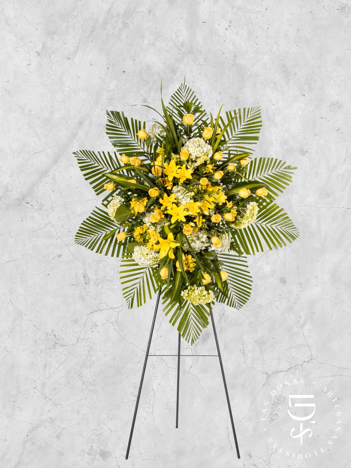Corona de Hortensias con Rosas Amarillas y Liliums arreglo de condolencias con 36 rosas amarillas