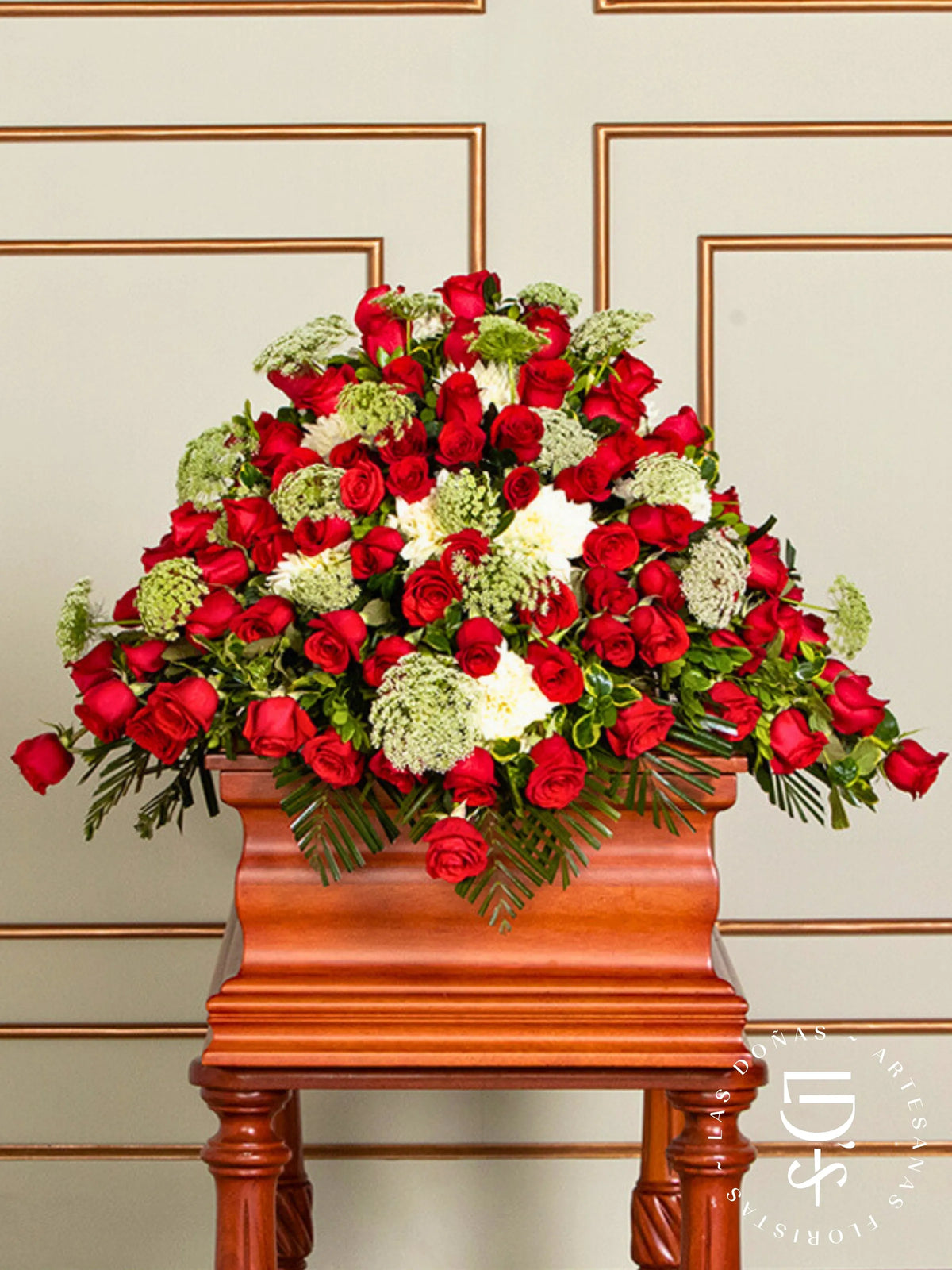 Manto de Condolencias con Rosas Rojas y Hortensias arreglo de condolencias con 48 rosas rojas
