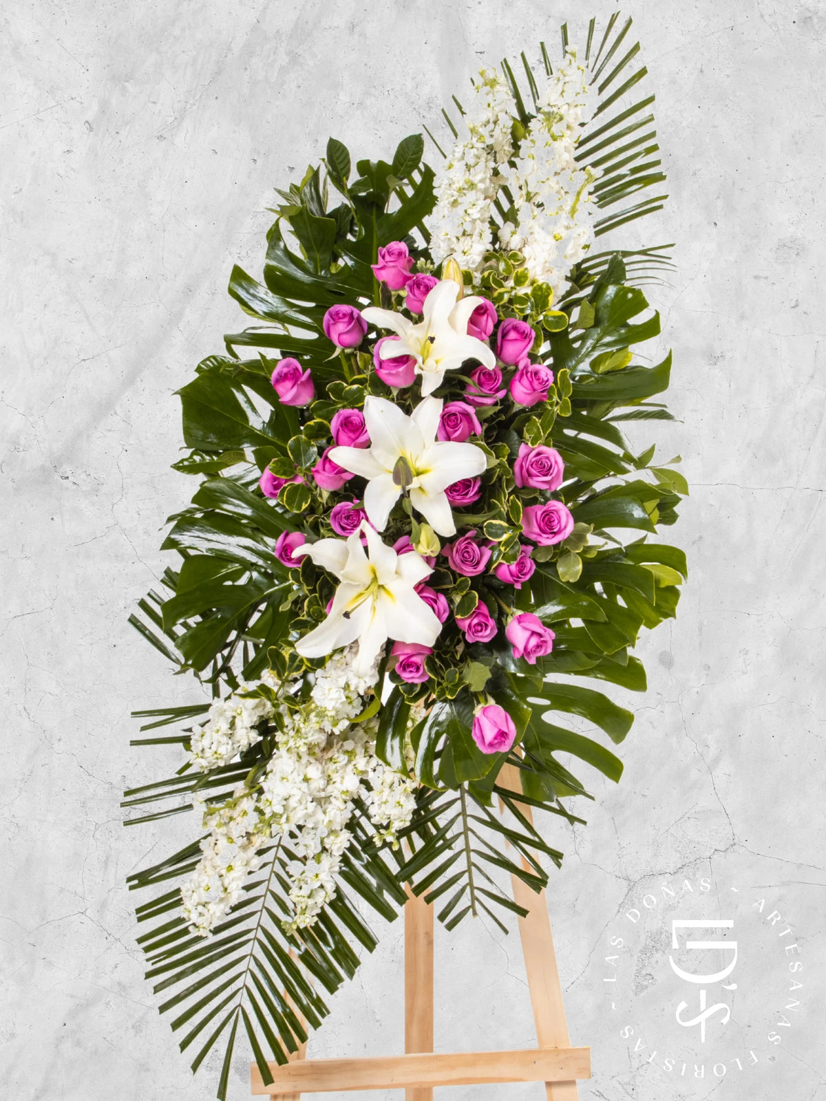 Lágrima de Condolencias de Rosas Lilas y Liliums arreglo de condolencias con 24 rosas lilas