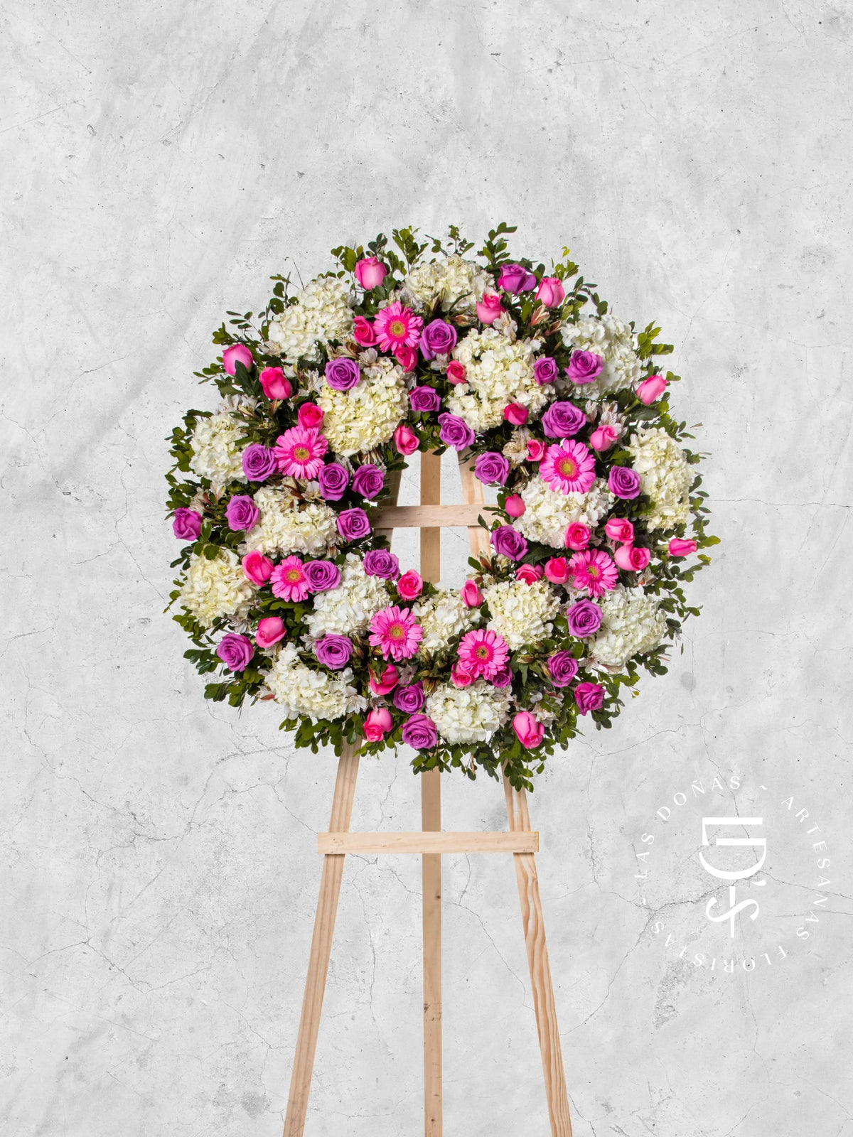 Corona Circular de Hortensias con Rosas Lilas y Rosadas arreglo de condolencias con 48 rosas lilas y rosadas