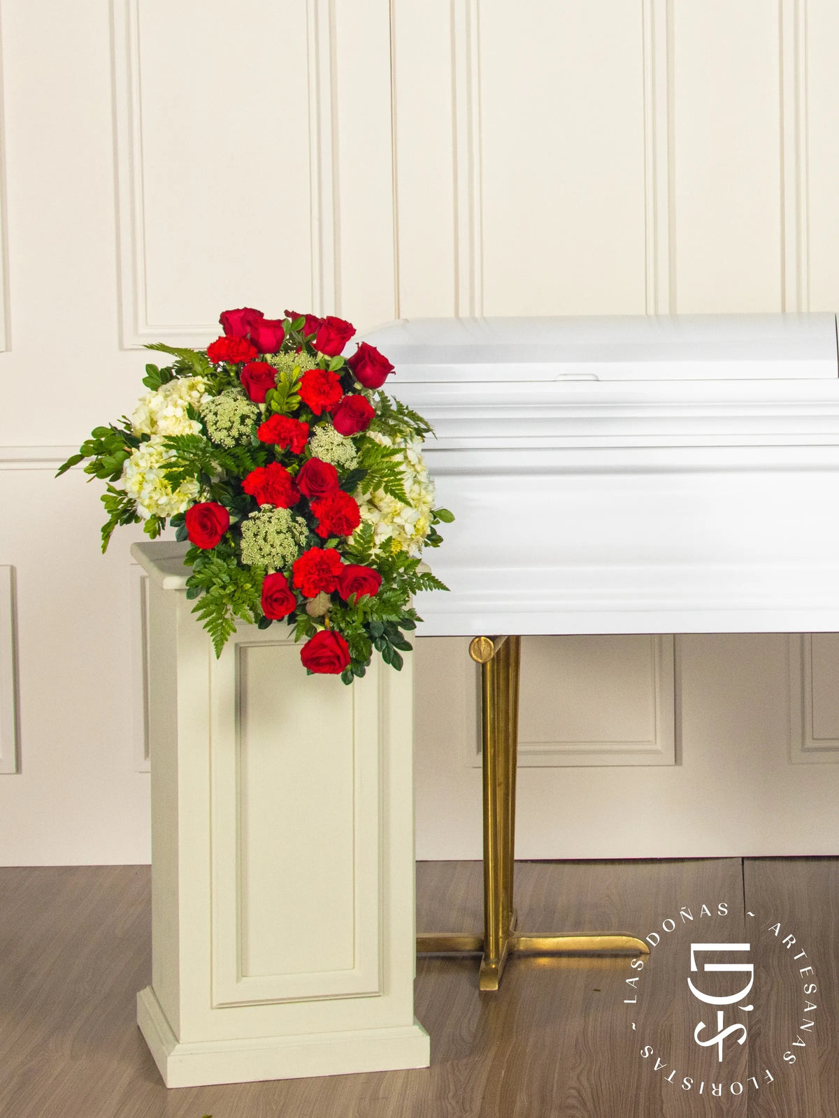 Lágrima de Piso con Rosas Rojas y Gerberas arreglo de condolencias con 12 rosas rojas y clavelon