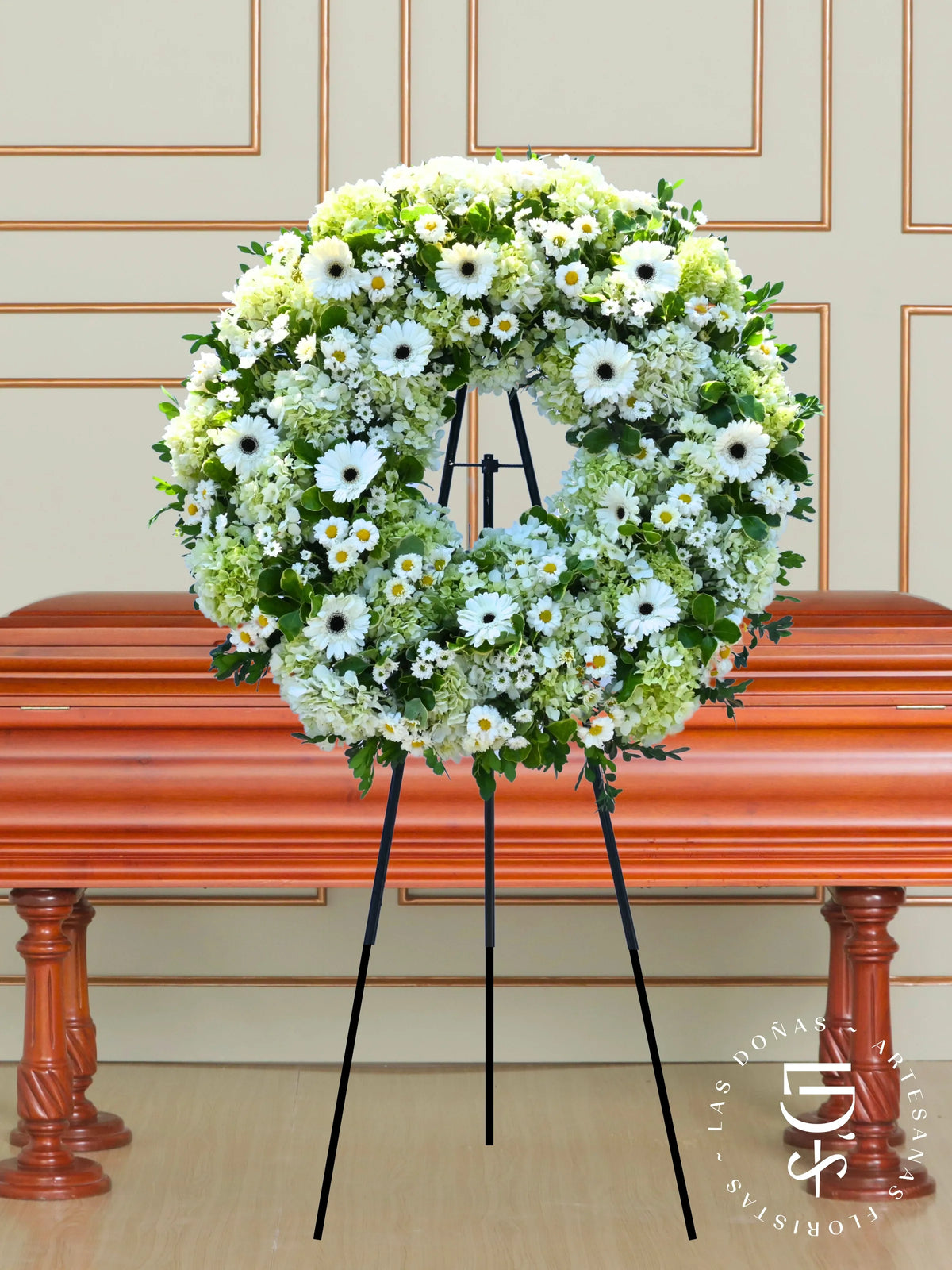 Corona Serenidad de Gerberas y Margaritas arreglo de condolencias con 12 gerberas blancas + margaritas