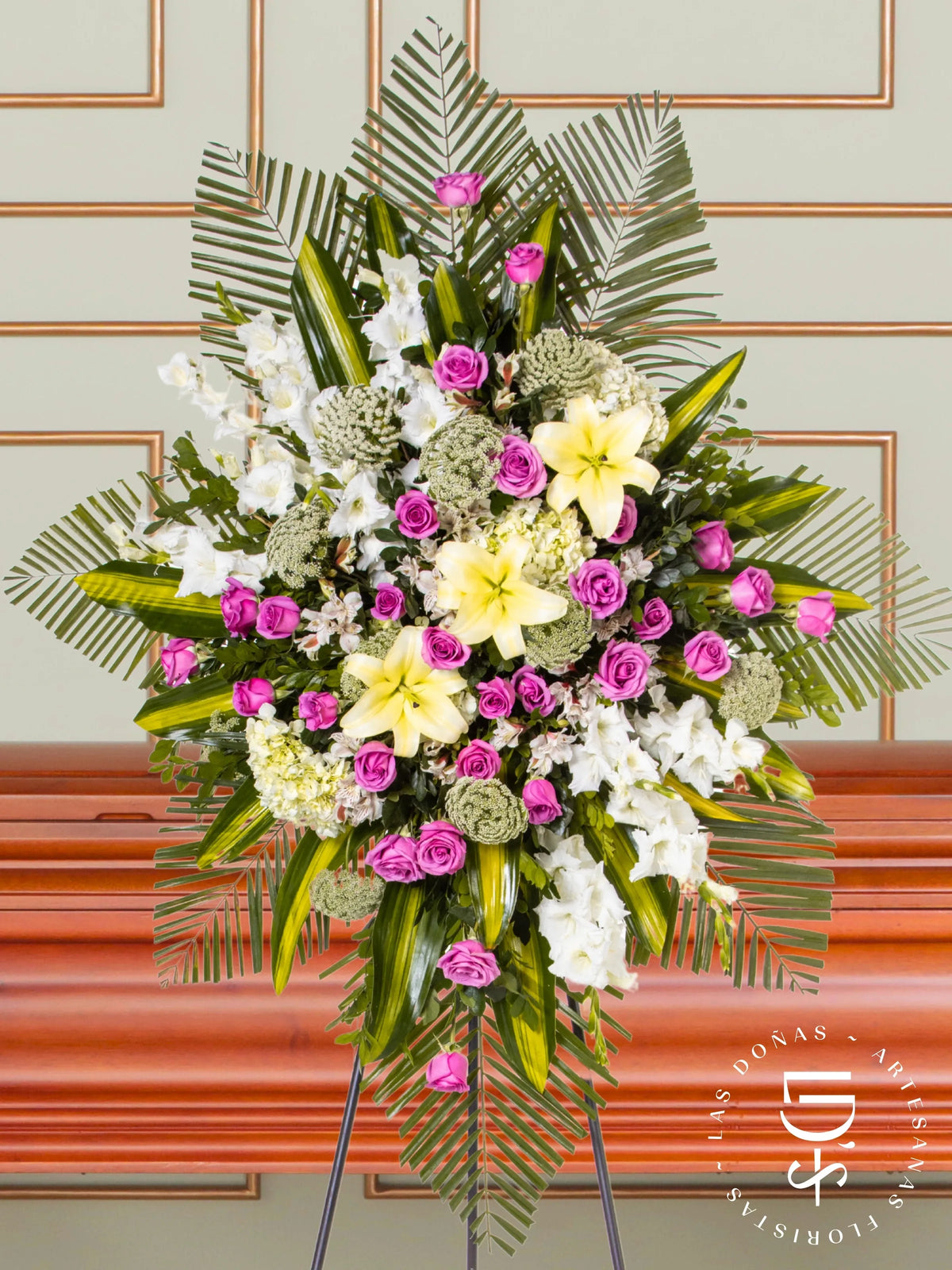 Corona de Rosas Lilas y Liliums arreglo de condolencias con 24 rosas lilas