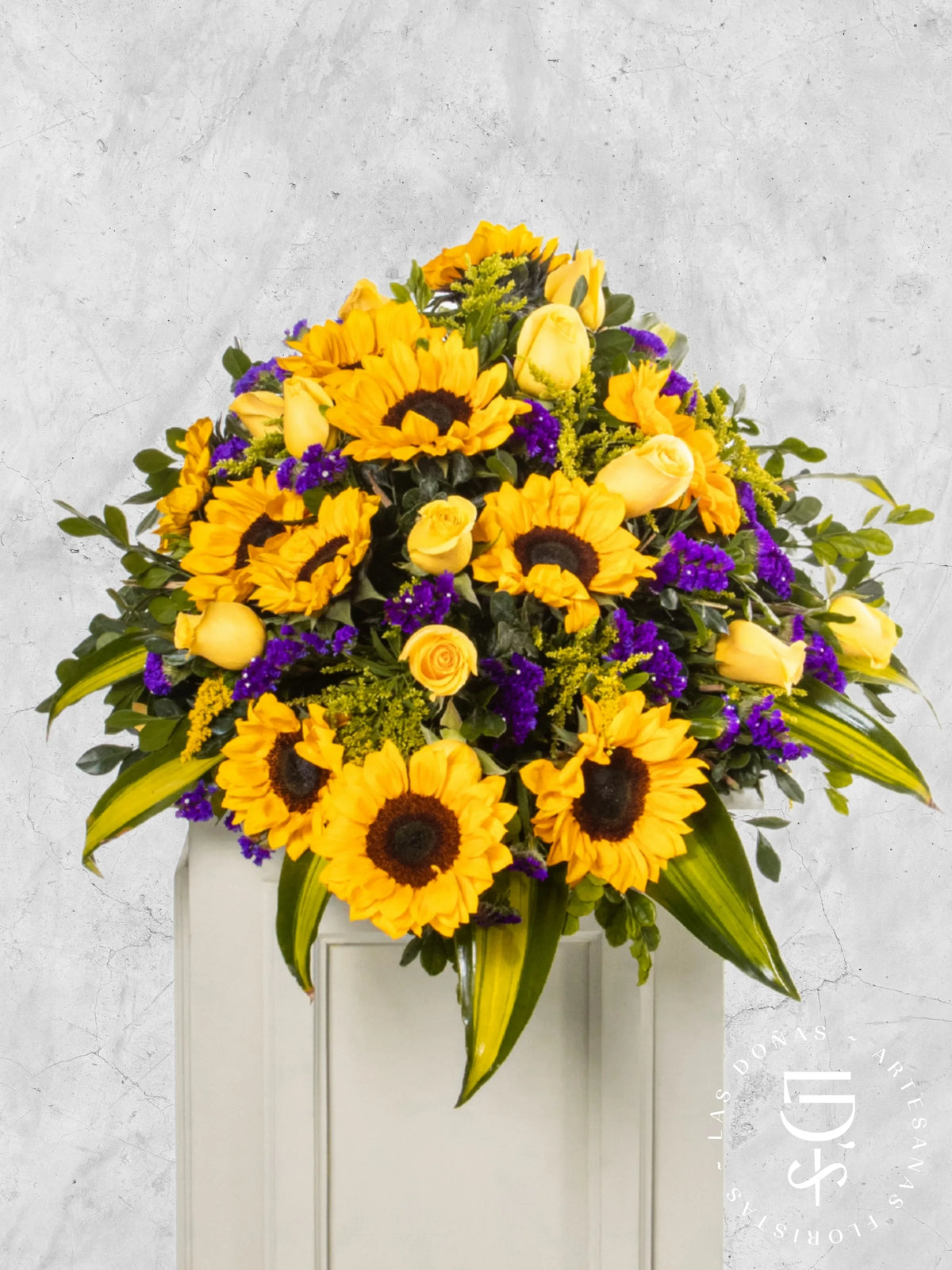 Lágrima de Piso con Rosas Amarillas y Girasoles arreglo de condolencias con 16 rosas amarillas + girasoles