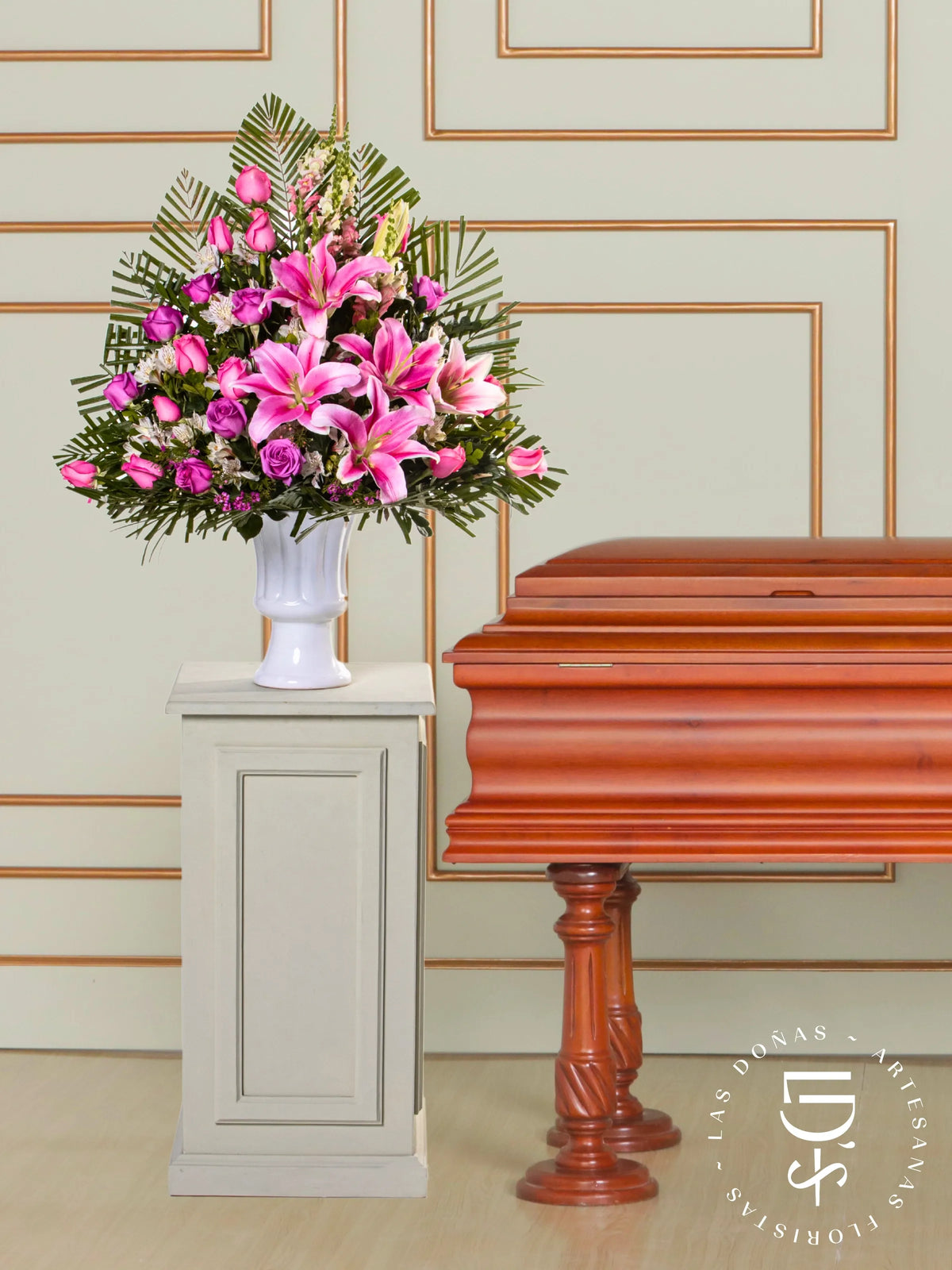 Jarrón Blanco con Rosas Rosadas, Lilas y Liliums arreglo de condolencias con 24 rosas lilas y rosadas