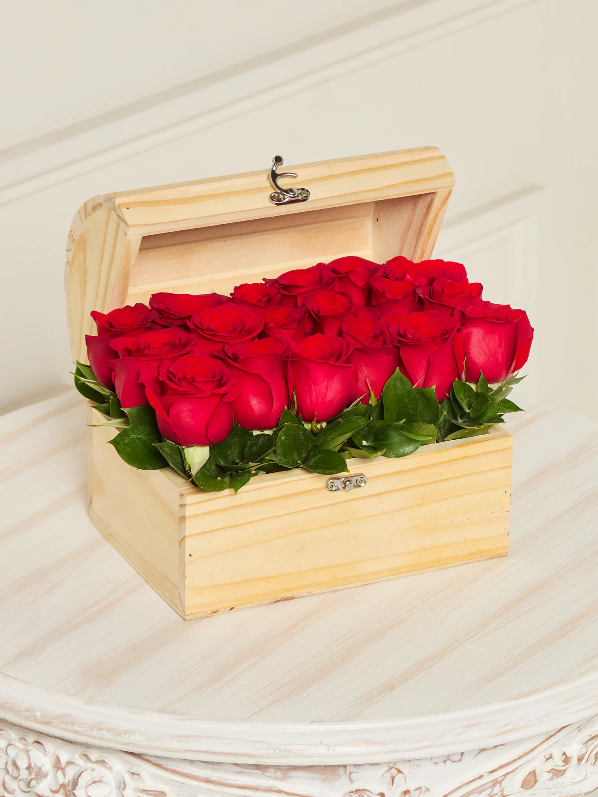 Tesoro de rosas arreglo floral con 18 rosas rojas
