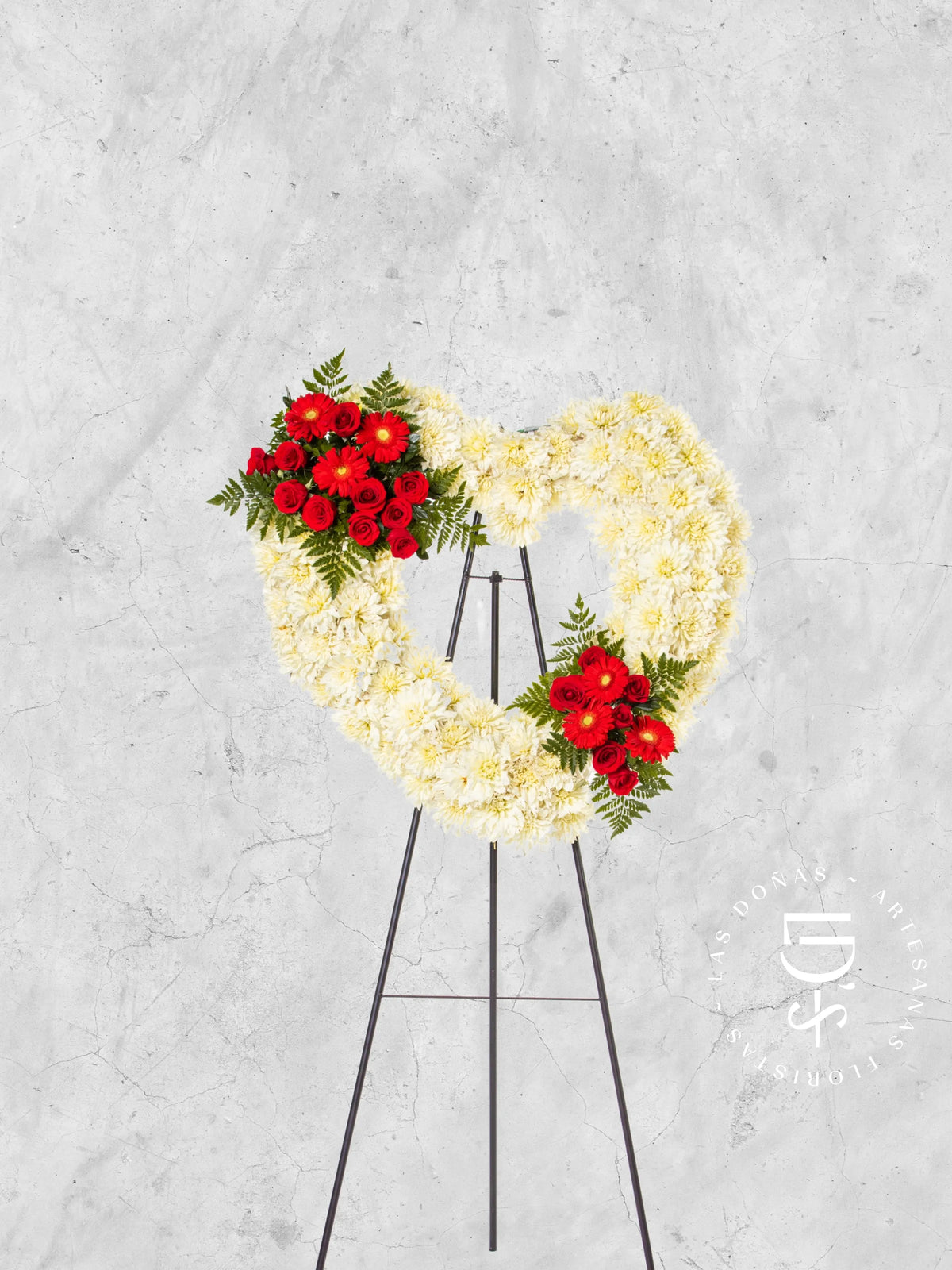 Corona de Corazón con Dalias, Rosas Rojas y Gerberas arreglo de condolencias con 24 rosas rojas
