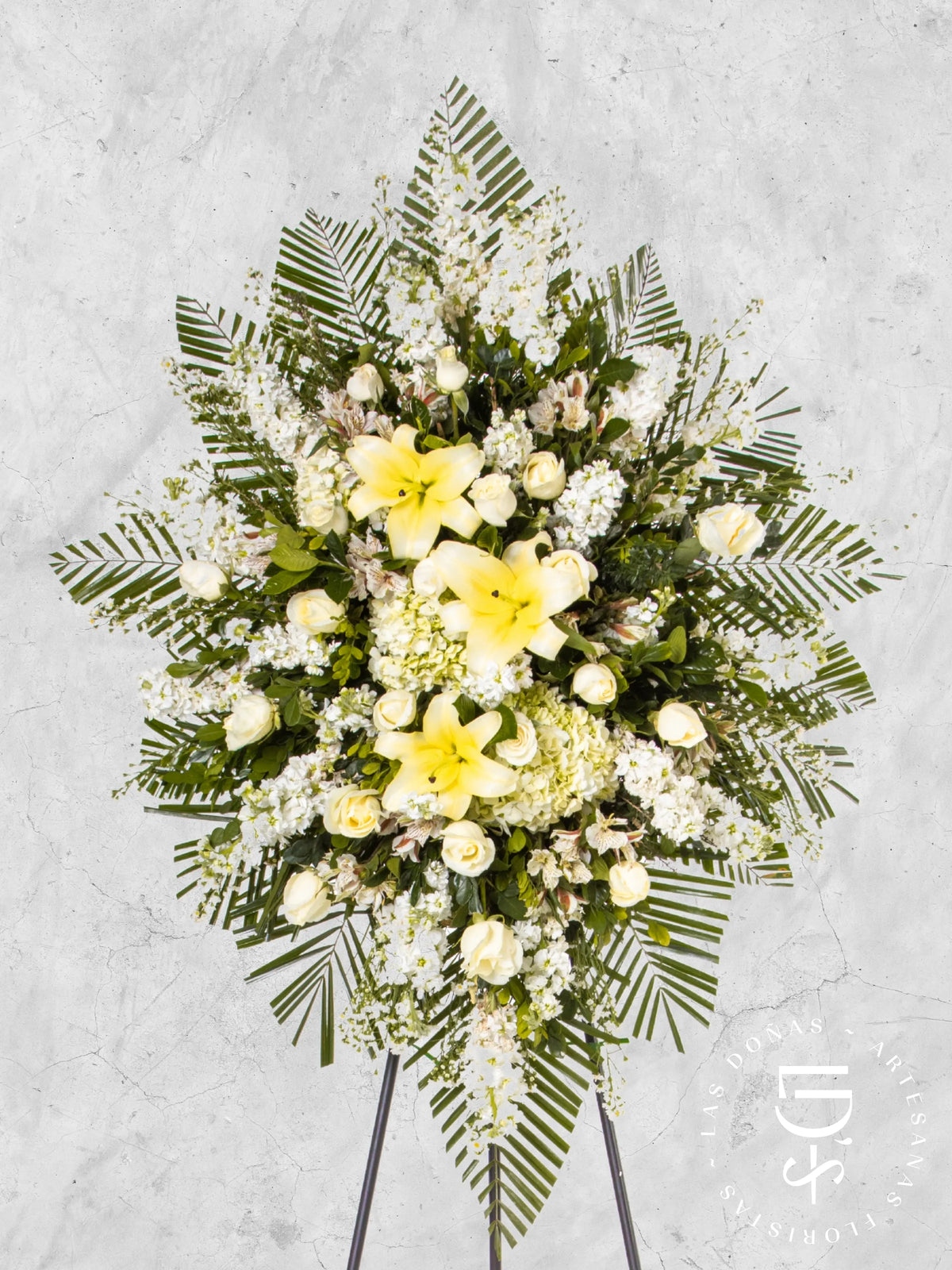 Corona de Hortensia con Rosas Blancas y Liliums arreglo de condolencias con 24 rosas blancas