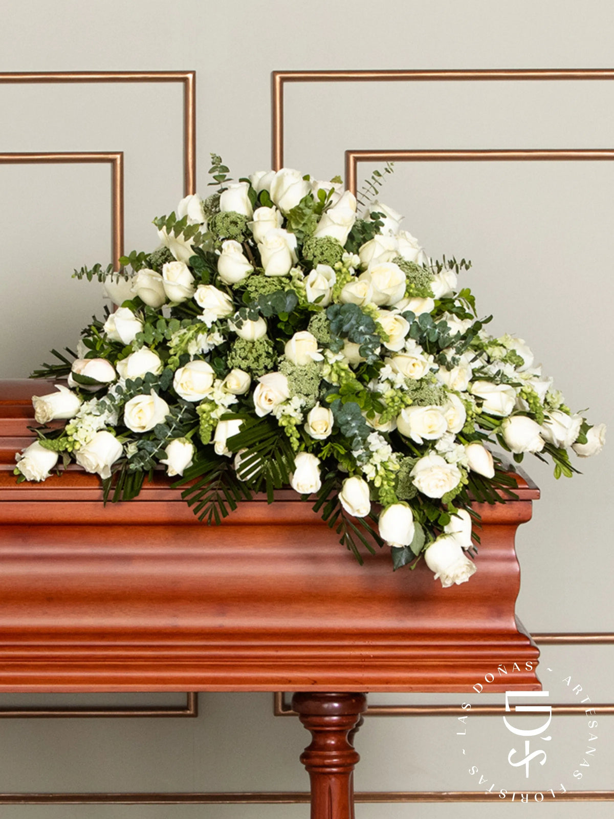 Manto de Condolencias con Rosas Blancas arreglo de condolencias con 48 rosas blancas