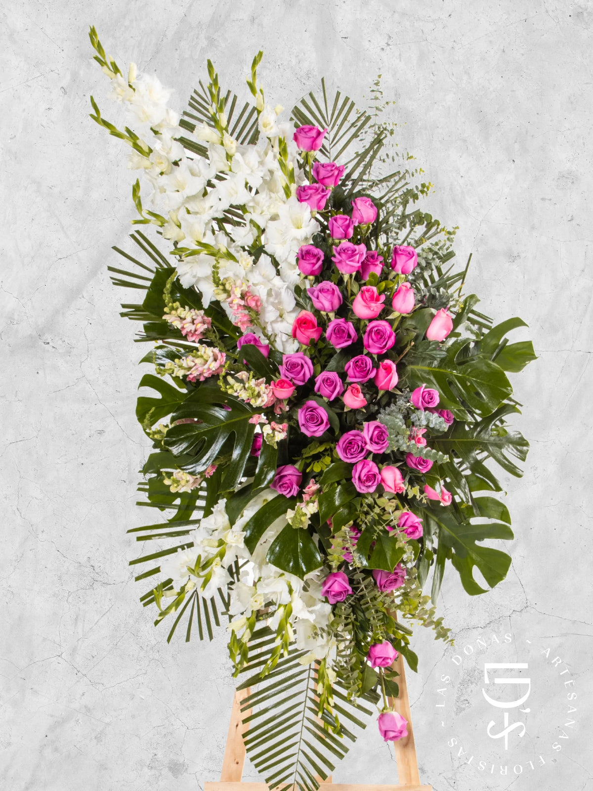 Lágrima de Condolencias de Rosas Rosadas y Lilas arreglo de condolencias con 48 rosas lilas y rosadas