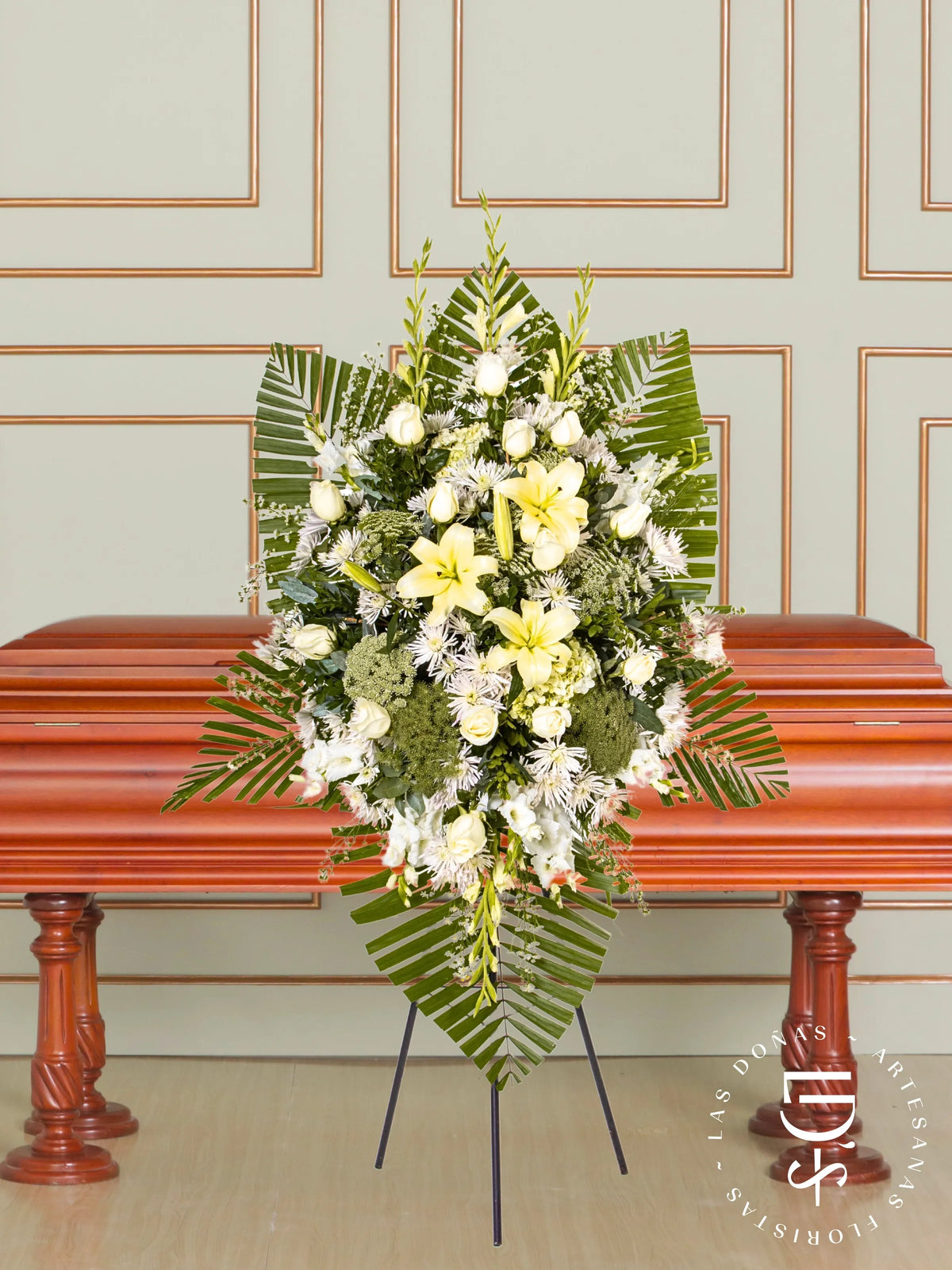 Lágrima de Condolencias de Rosas Blancas y Liliums arreglo de condolencias con 24 rosas blancas