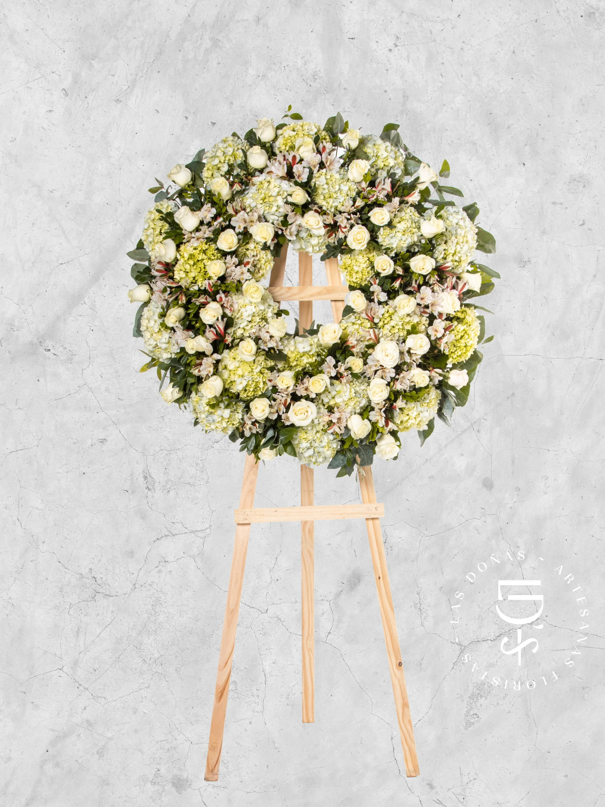 Corona Circular de Hortensias con Rosas Blancas arreglo de condolencias con 48 rosas blancas