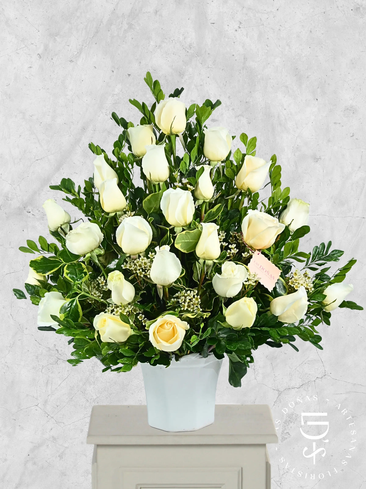 24 Rosas Blancas en Base de Cerámica arreglo de condolencias con 24 rosas blancas
