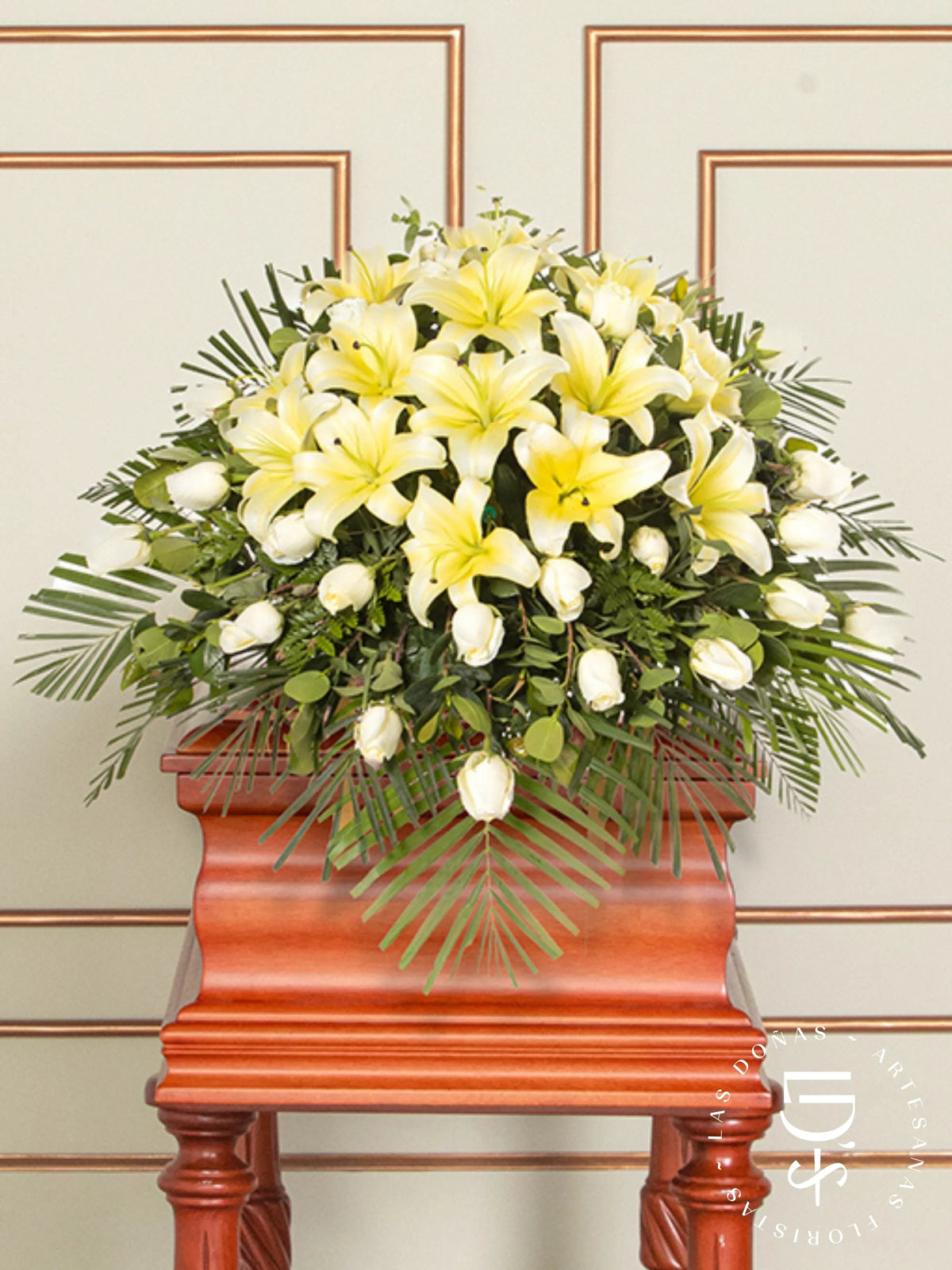 Manto de Condolencias con Rosas Blancas y Liliums arreglo de condolencias con 24 rosas blancas + liliums