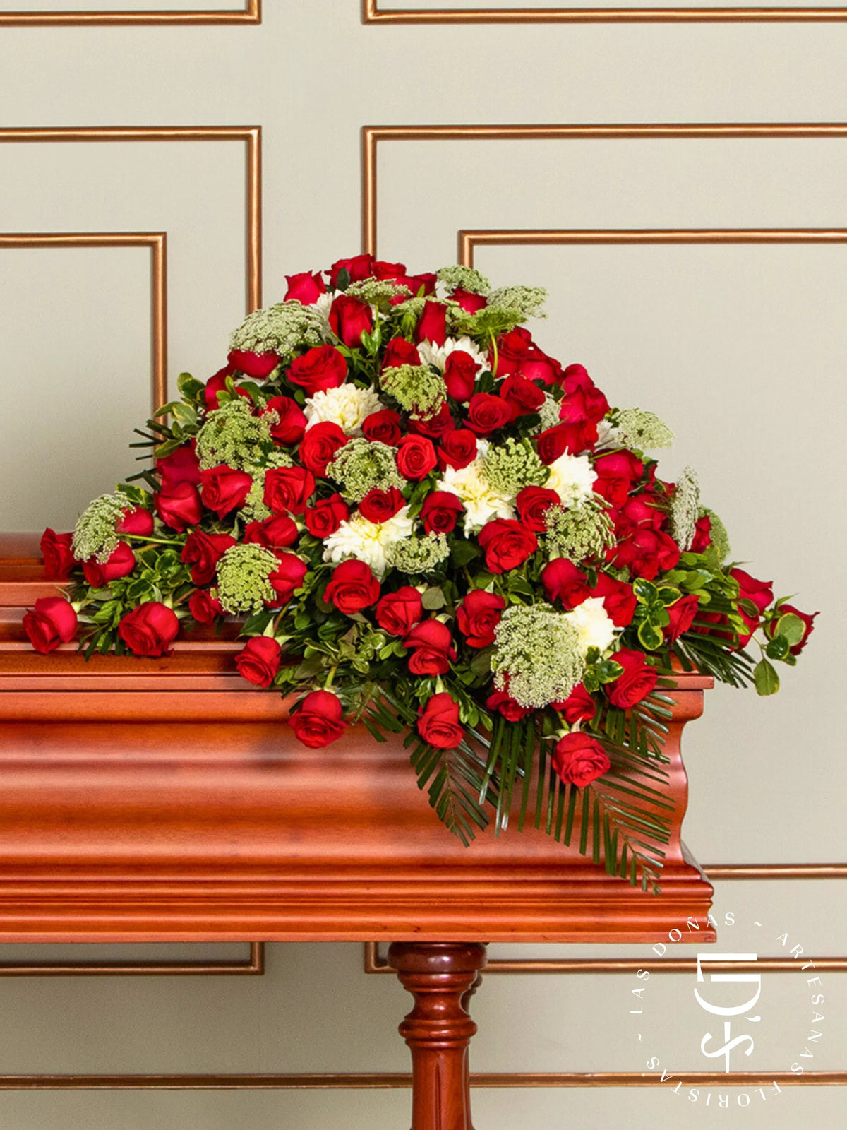 Manto de Condolencias con Rosas Rojas y Hortensias arreglo de condolencias con 48 rosas rojas