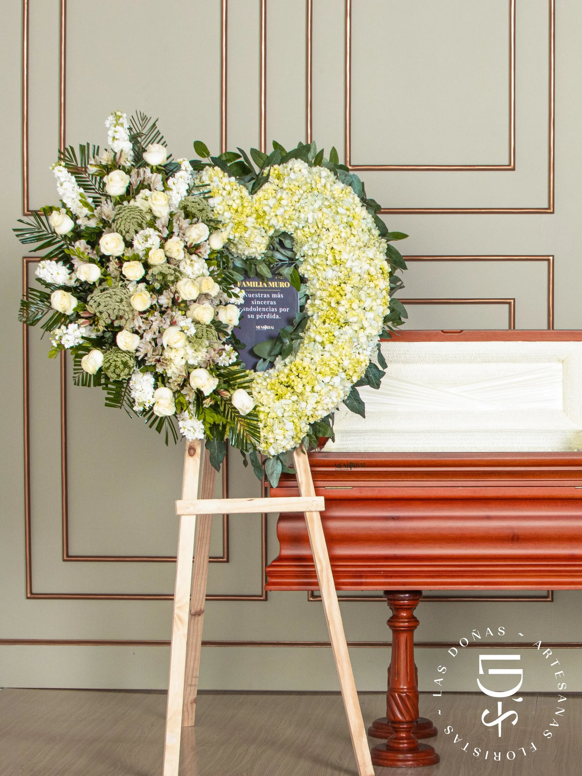 Corona de Corazón con Hortensias, Rosas Blancas y Astromelias arreglo de condolencias con 24 rosas blancas