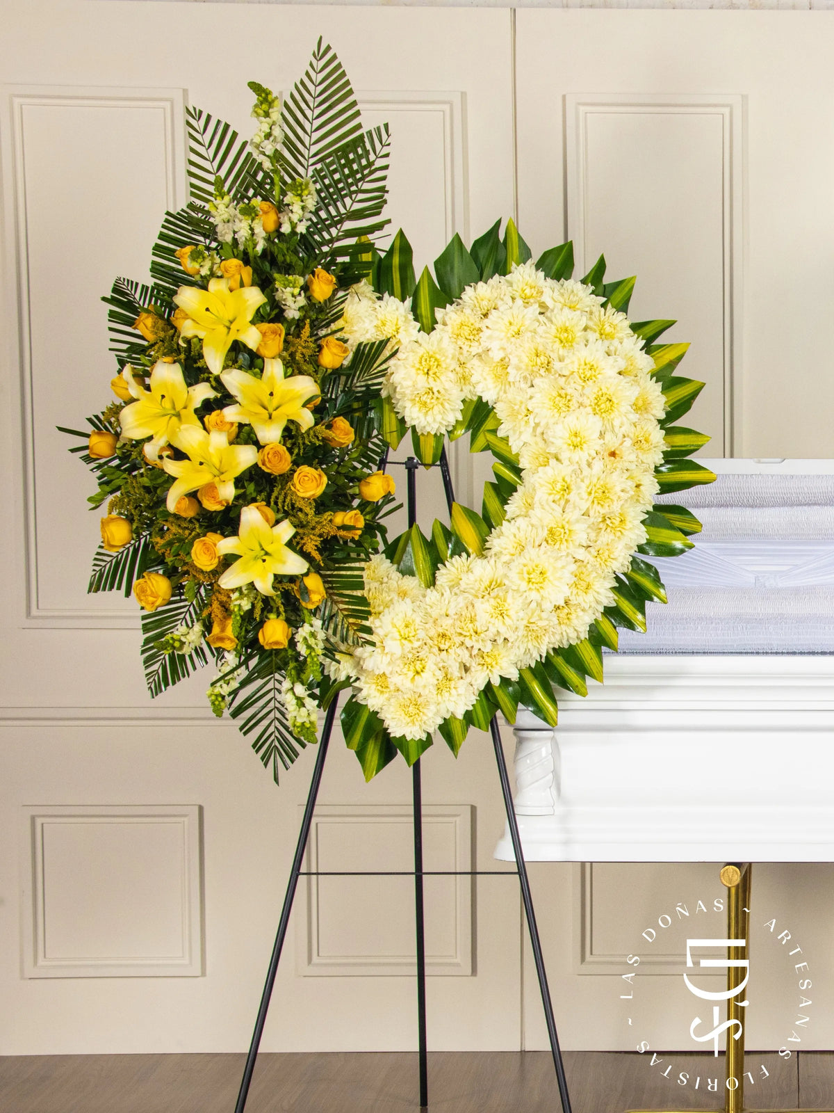 Corona de Corazón con Dalias, Rosas Amarillas y Liliums arreglo de condolencias con 24 rosas amarillas