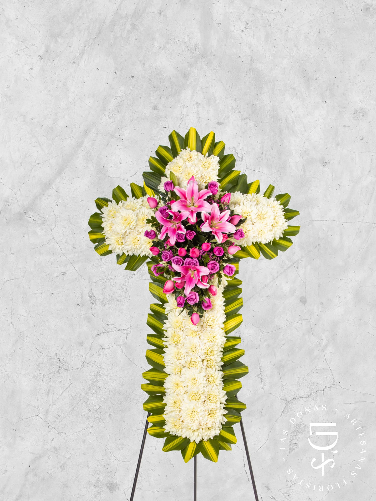Cruz de Condolencias de Rosas Rosadas y Lilas con Corazón arreglo de condolencias con 30 rosas lilas y rosadas