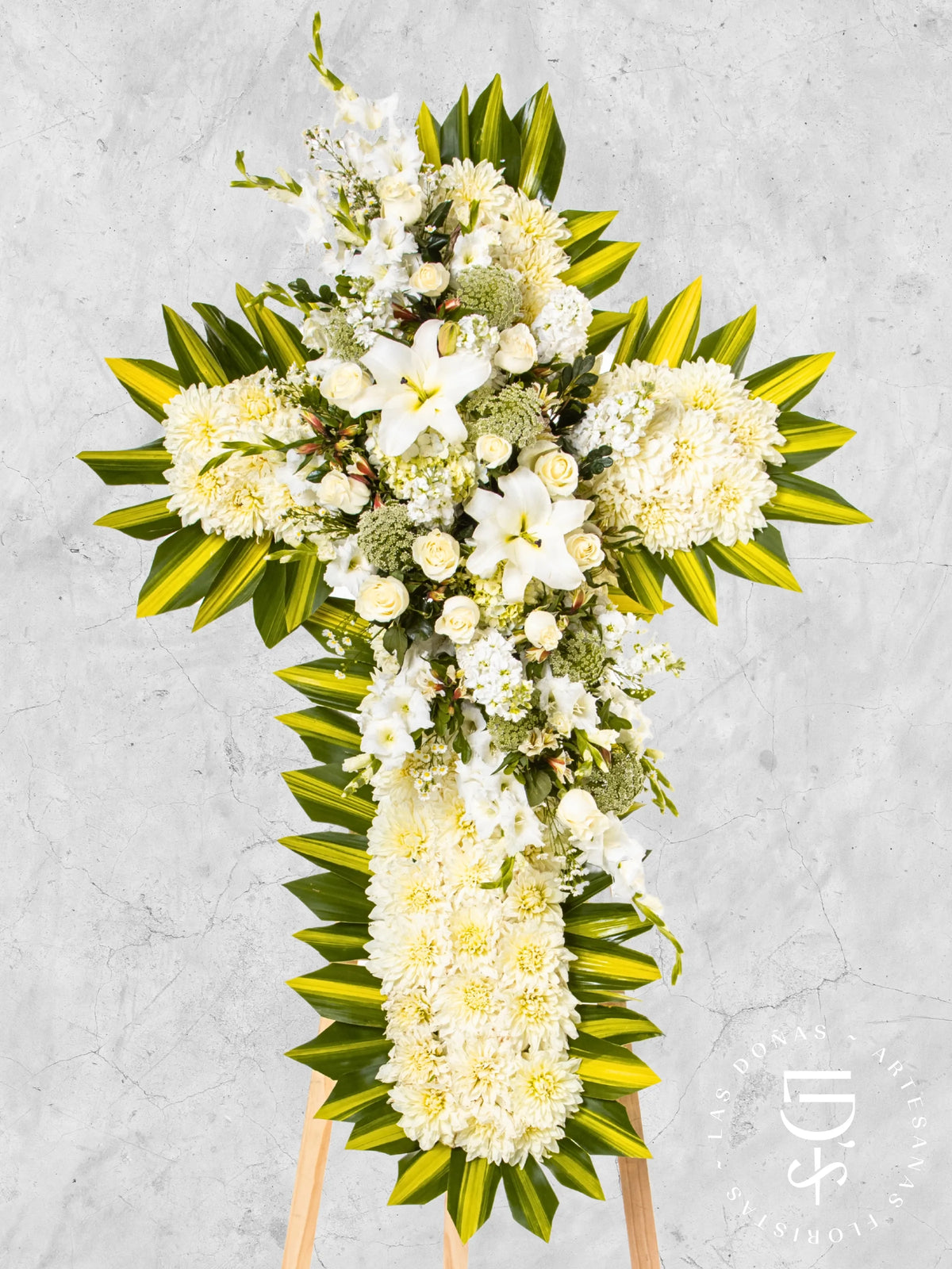 Cruz de Condolencias de Dalias, Rosas Blancas, Lirios y Gladiolos arreglo de condolencias
