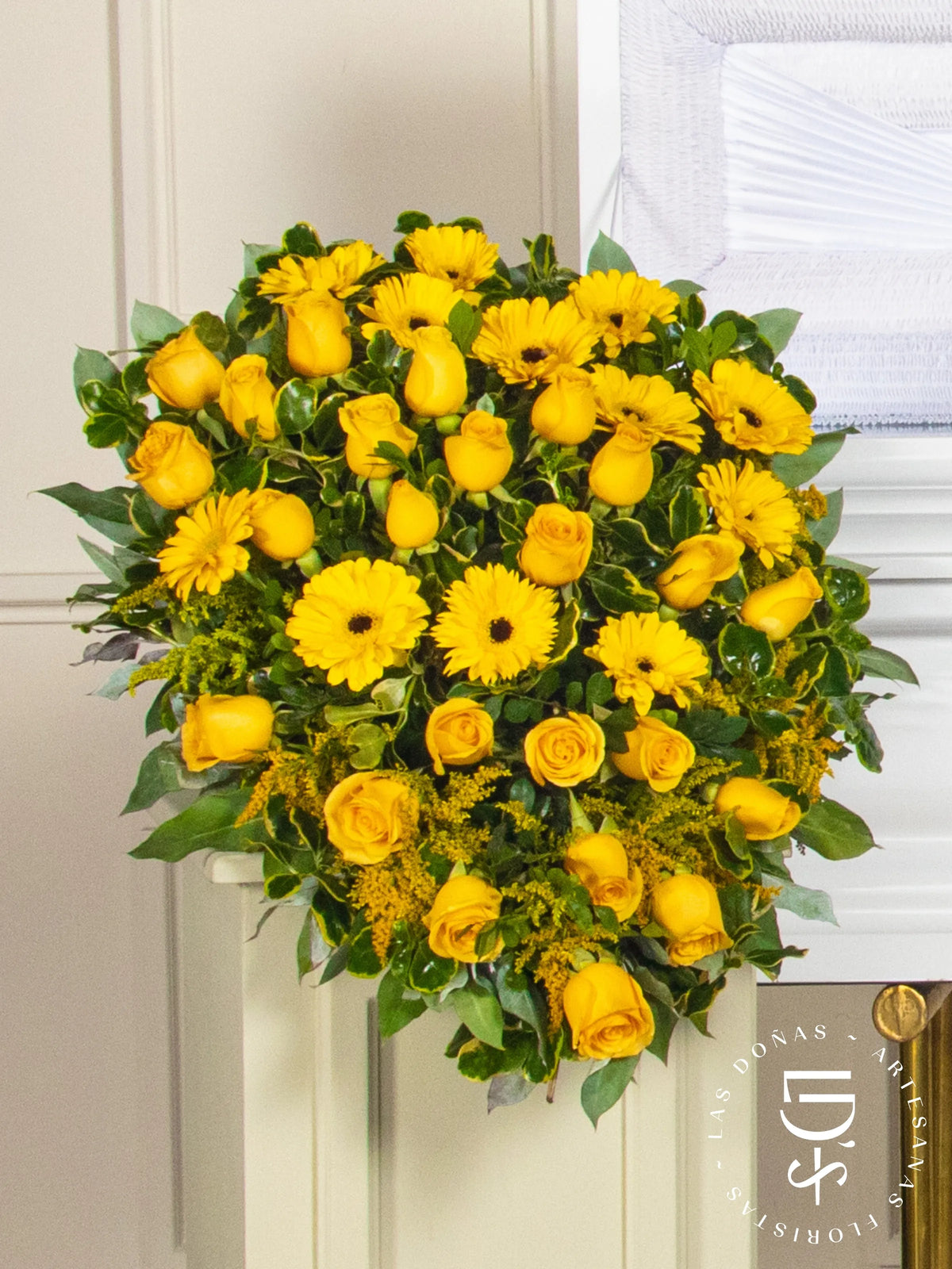 Lágrima de Piso con Rosas Amarillas y Gerberas arreglo de condolencias con 24 rosas amarillas + gerberas