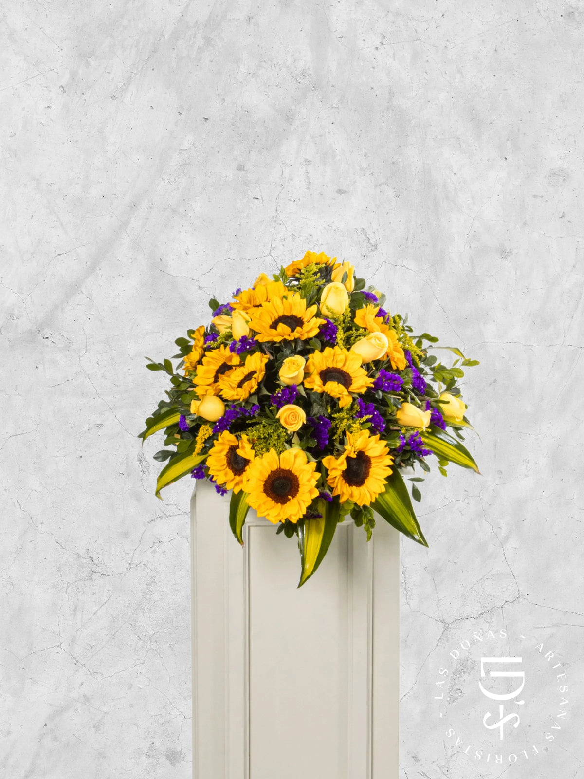 Lágrima de Piso con Rosas Amarillas y Girasoles arreglo de condolencias con 16 rosas amarillas + girasoles