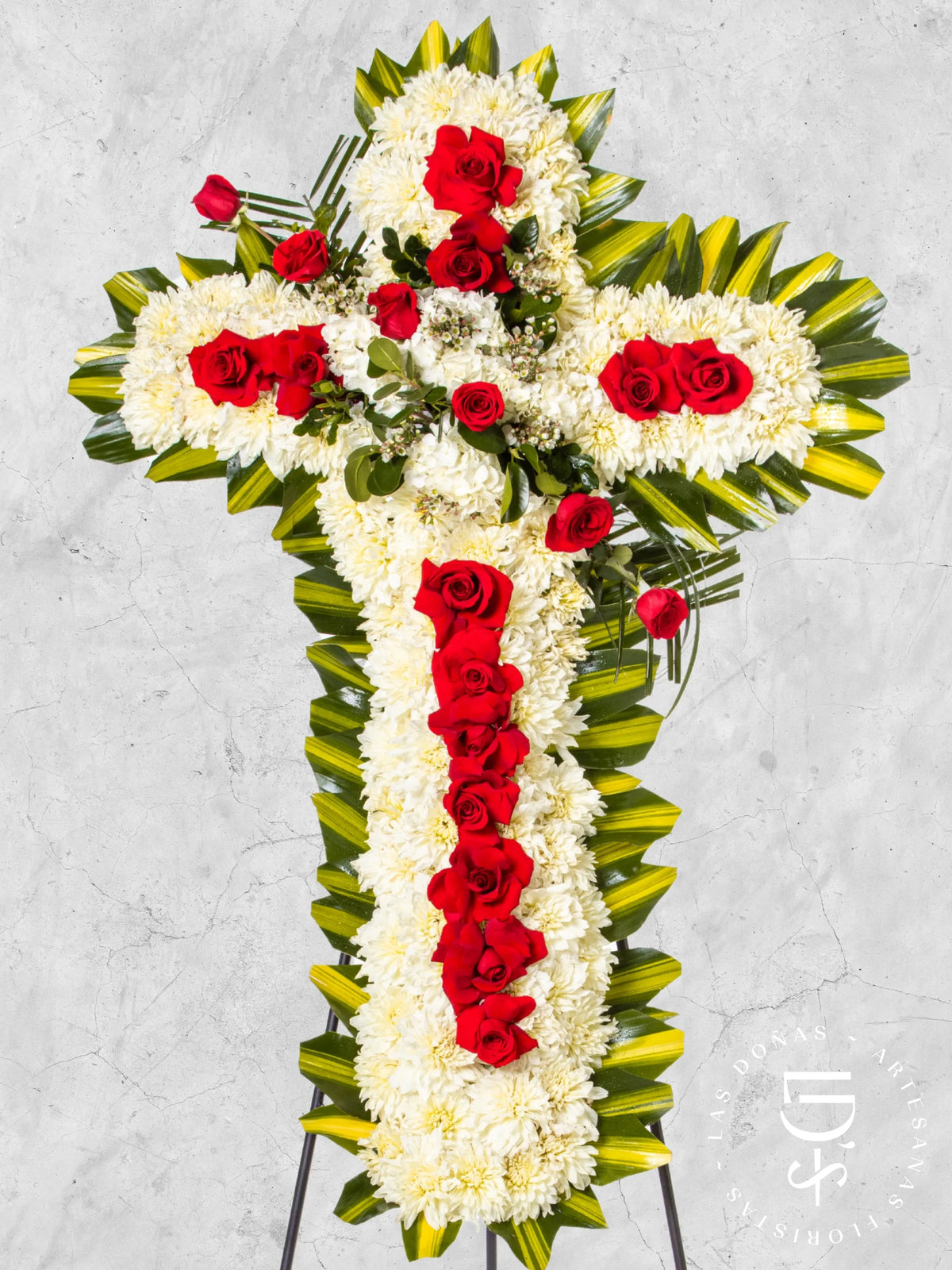 Cruz de Condolencias de Dalias y Rosas Rojas arreglo de condolencias con 20 rosas rojas