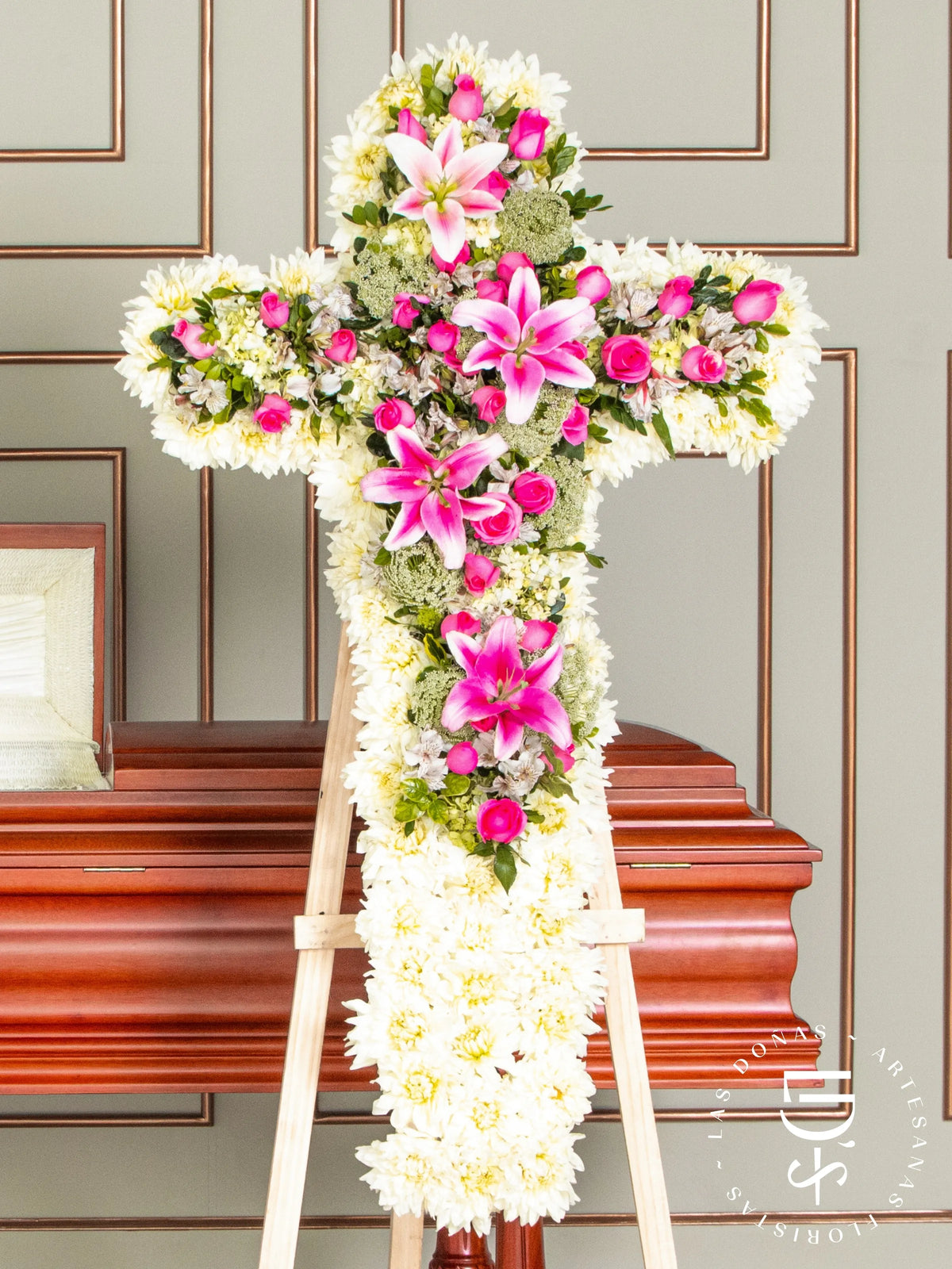 Cruz de Condolencias de Dalias y Rosas fucsias arreglo de condolencias con 36 rosas fucsias