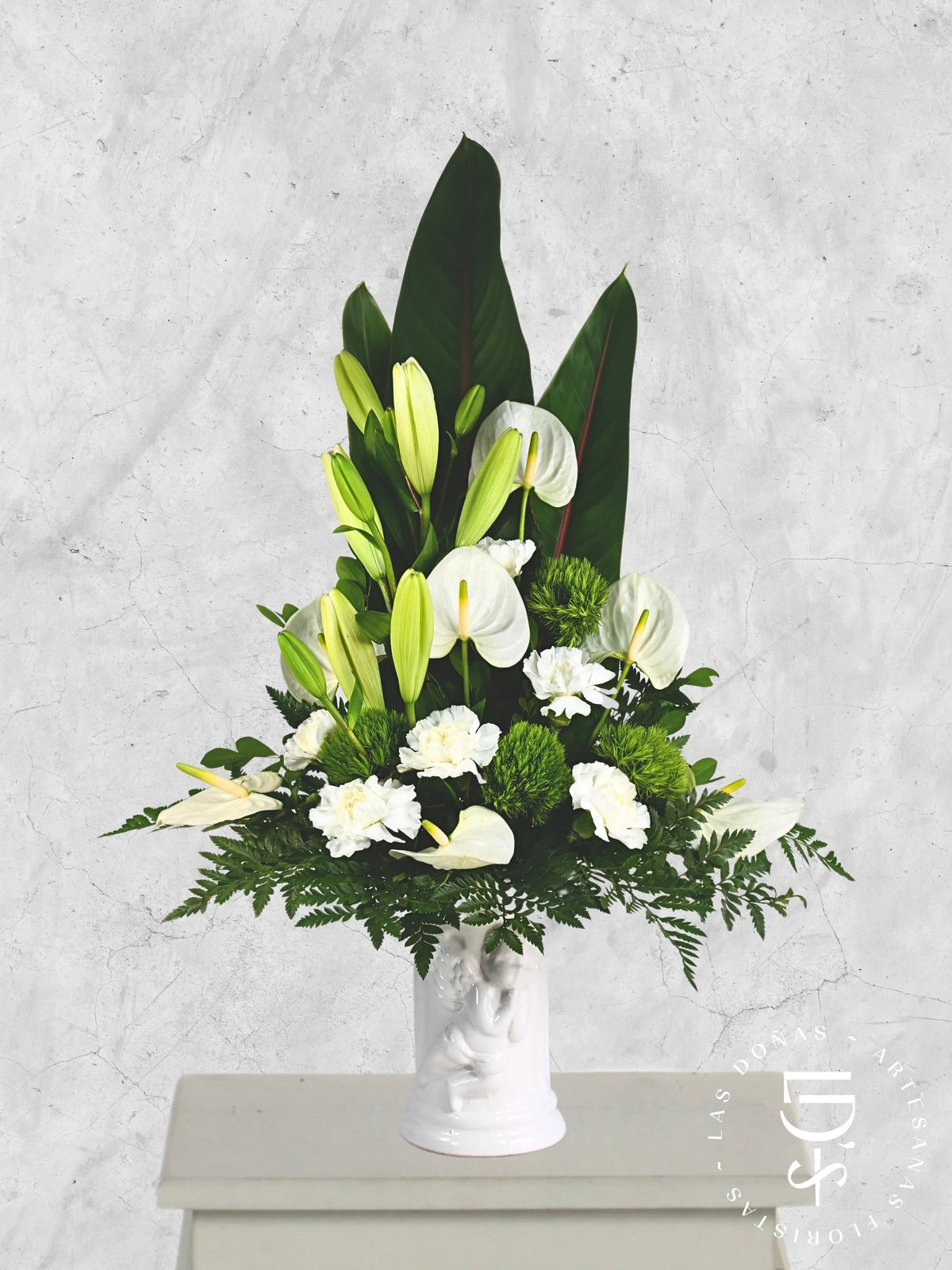 Arreglo de Condolencias Ángel de Paz arreglo de condolencias con 6 anturios + Liliums