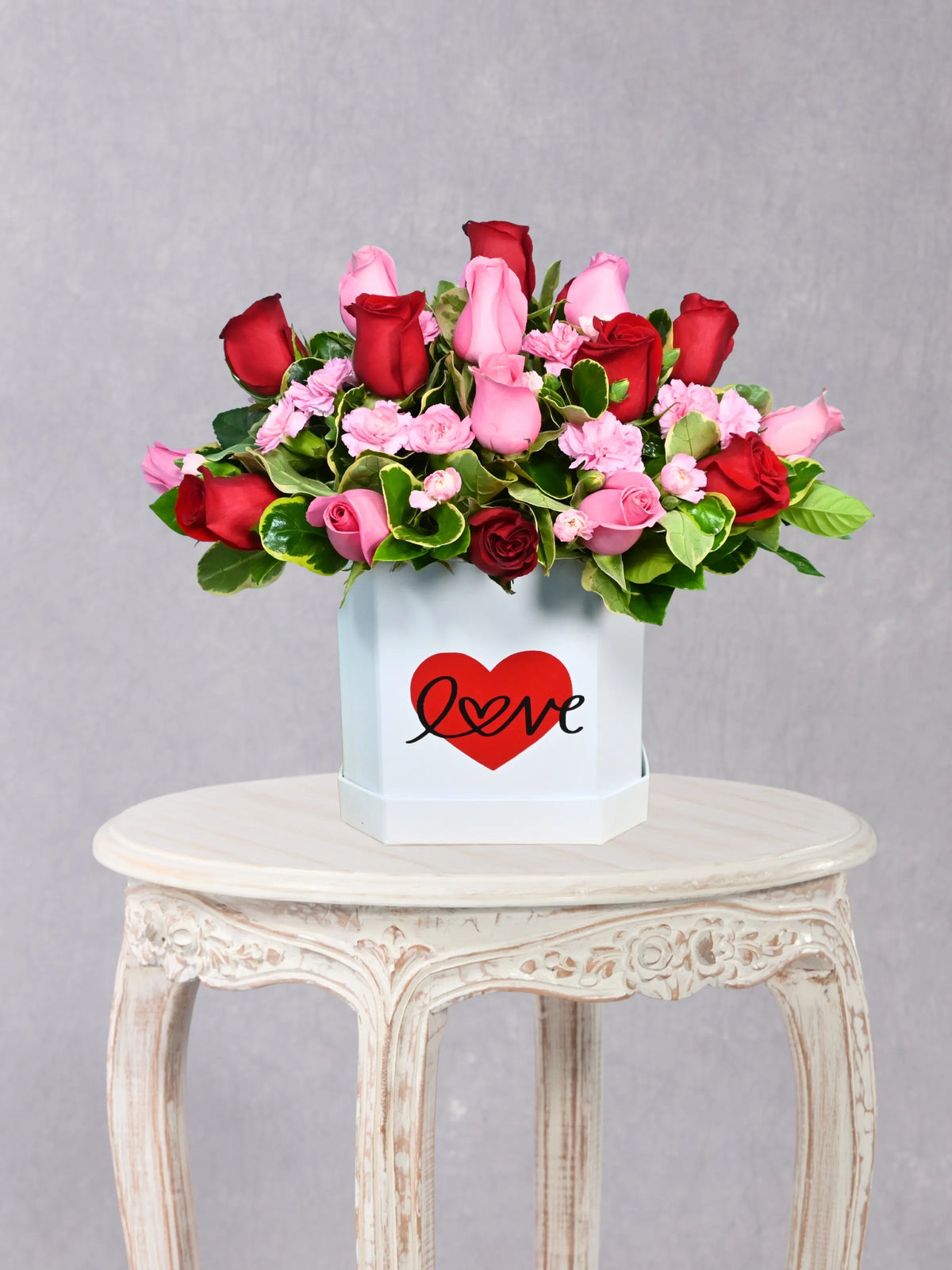 Amor Infinito box floral con 24 rosas rojas y rosadas