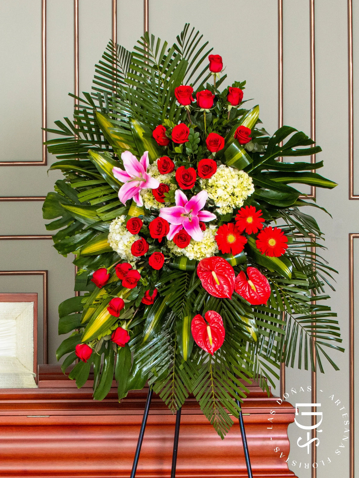 Corona de Hortensias con Rosas Rojas y Gerberas arreglo de condolencias con 24 rosas rojas