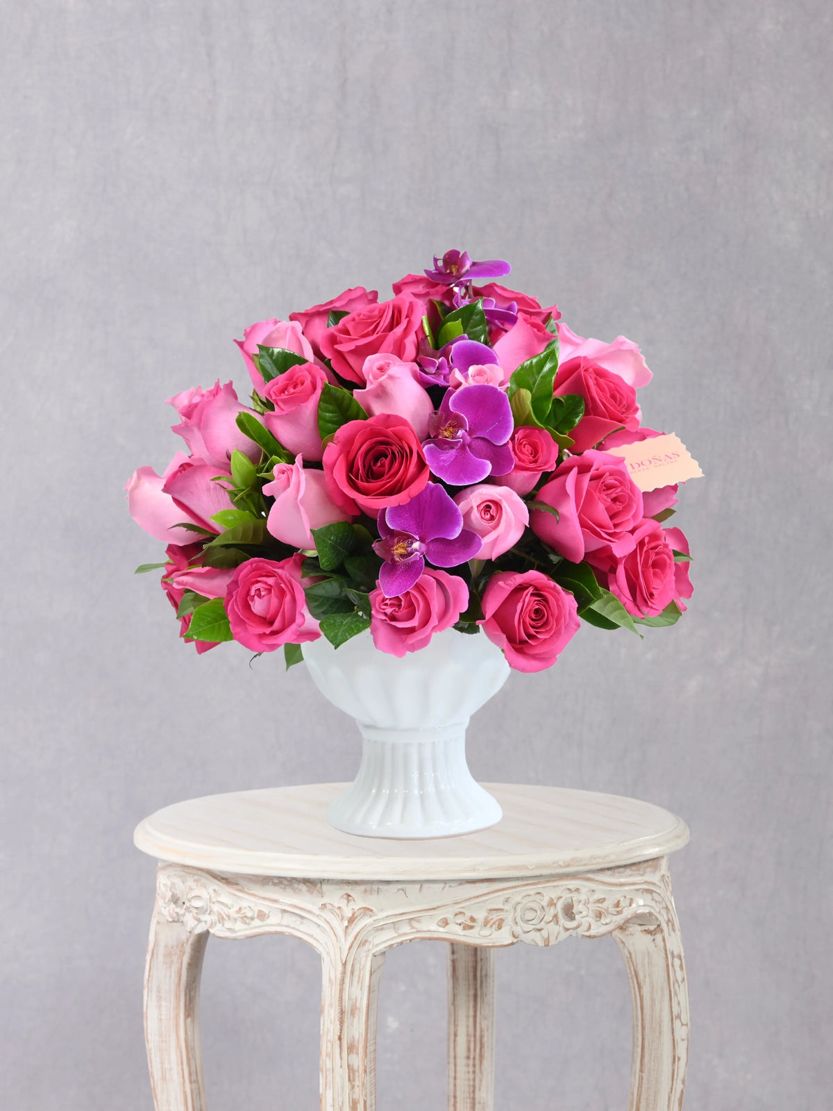 Rosas Y Orquídeas En Copón arreglo floral con 50 rosas rosadas y fucsias + orquideas