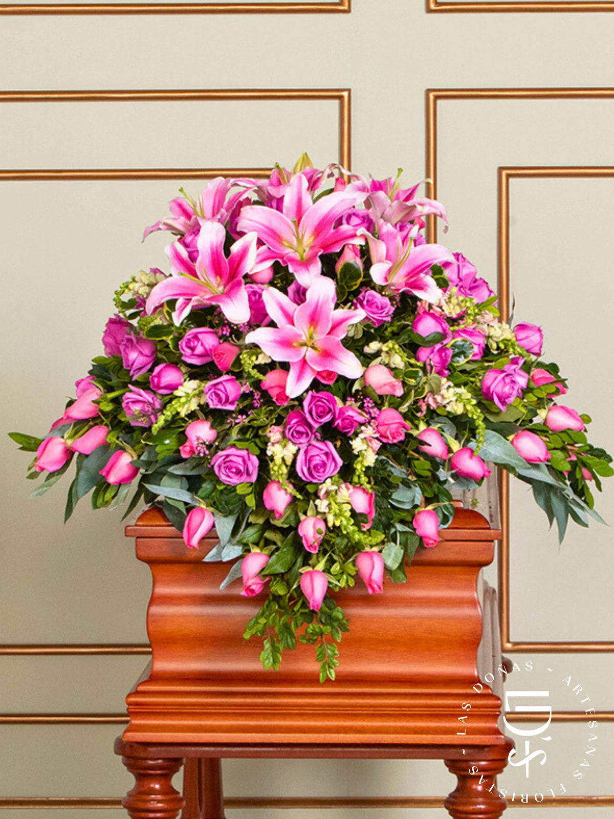 Manto de Condolencias con Rosas Lilas y Rosadas arreglo de condolencias con 48 rosas lilas y rosadas