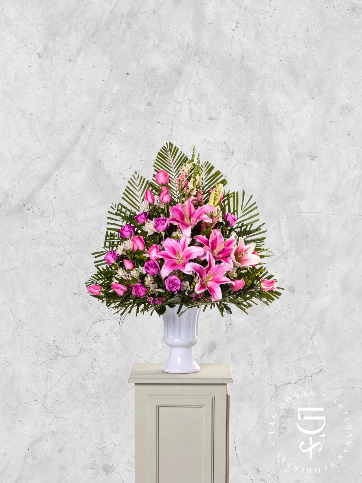 Jarrón Blanco con Rosas Rosadas, Lilas y Liliums arreglo de condolencias con 24 rosas lilas y rosadas