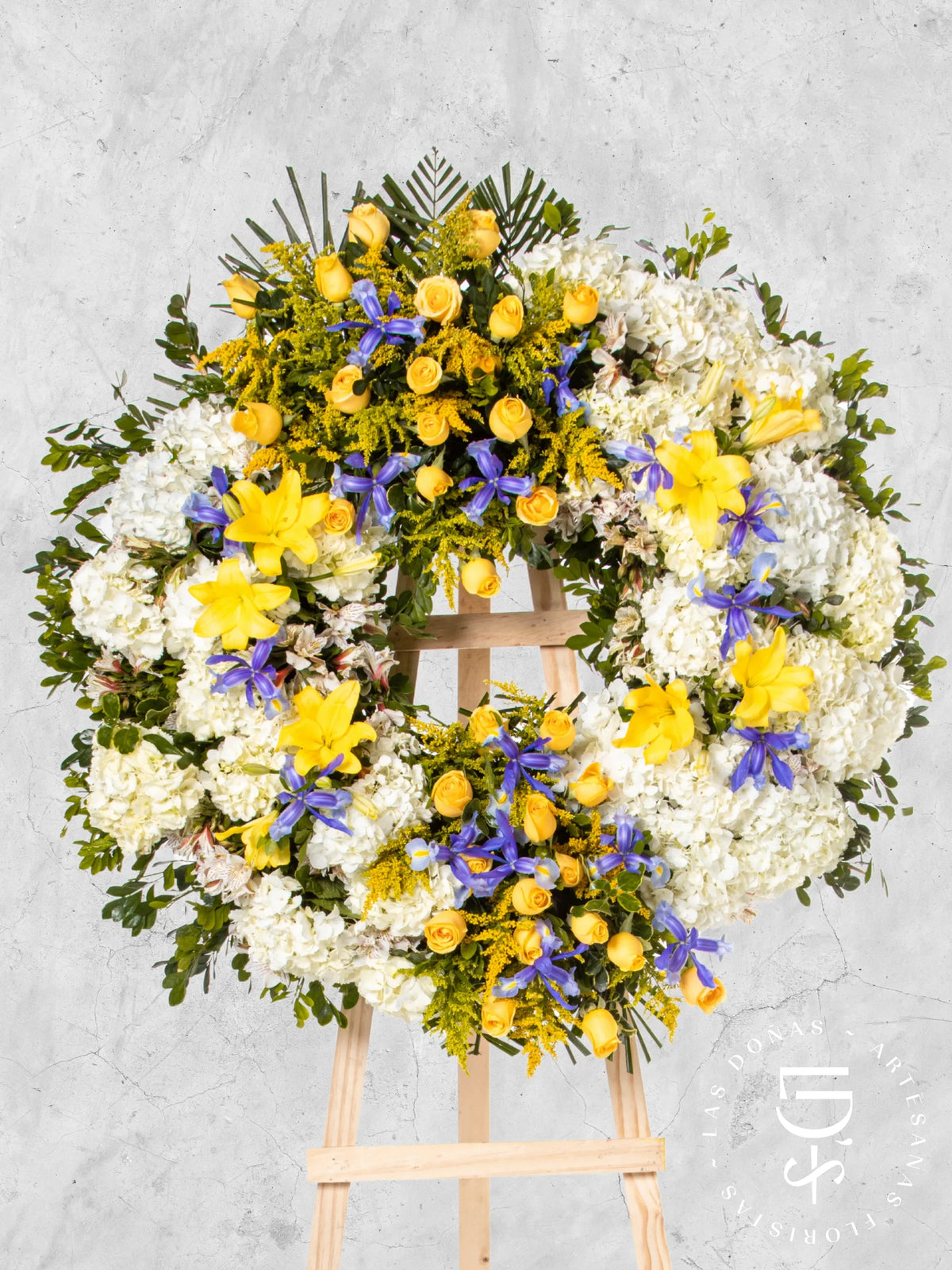 Corona Circular de Hortensias con Rosas Amarillas y Iris arreglo de condolencias con 36 rosas amarillas